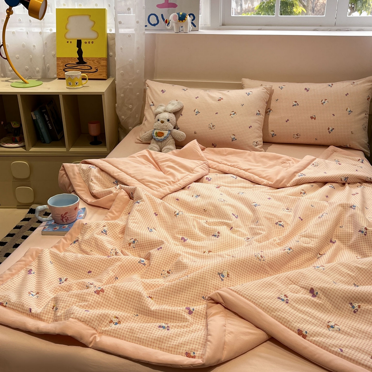 91家纺网 家纺一手货源 找家纺 一加一 2026新款云柔棉印花凉感冰蚕夏被夏凉被空调被四件套 粉格凯蒂