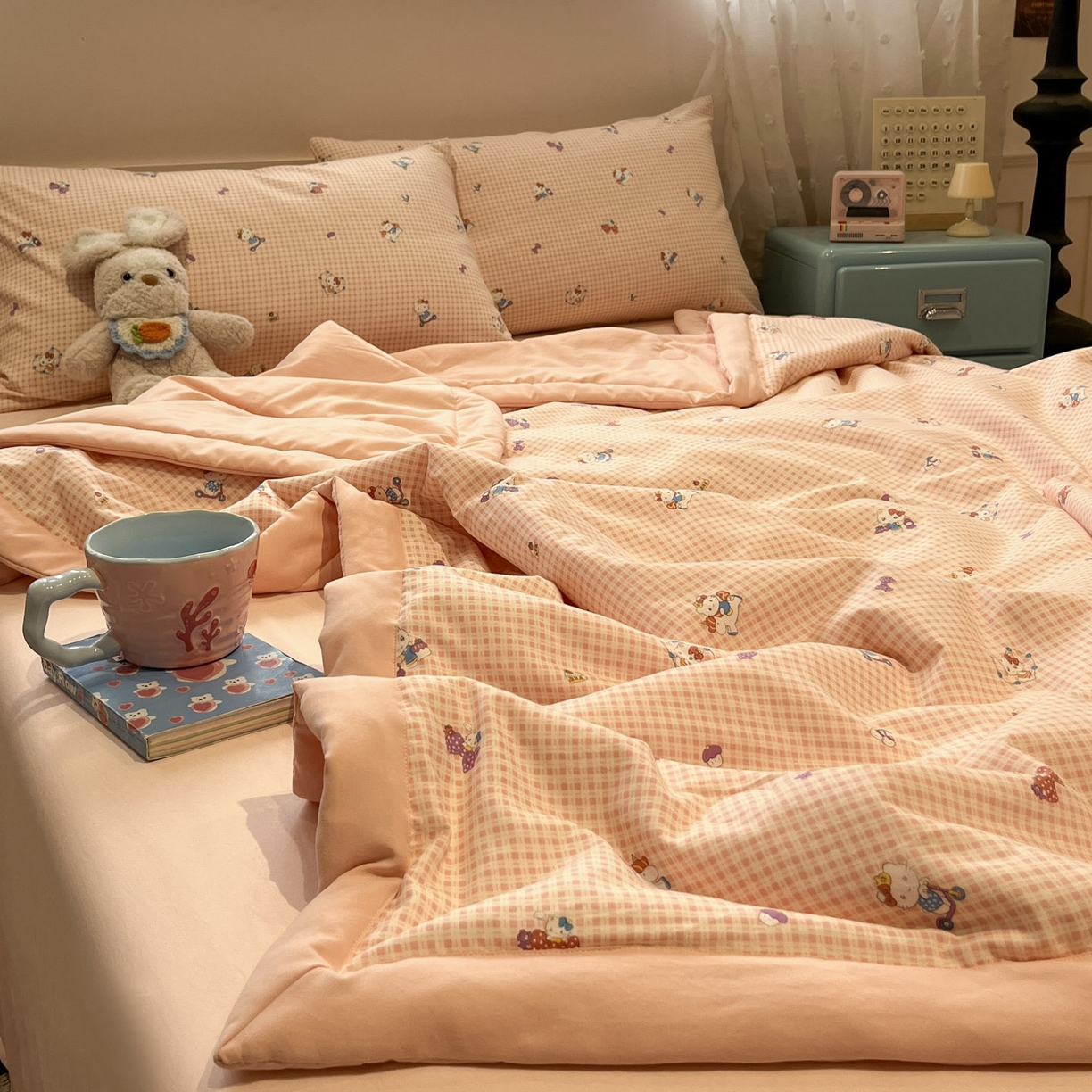 91家纺网 家纺一手货源 找家纺 一加一 2026新款云柔棉印花凉感冰蚕夏被夏凉被空调被四件套 粉格凯蒂