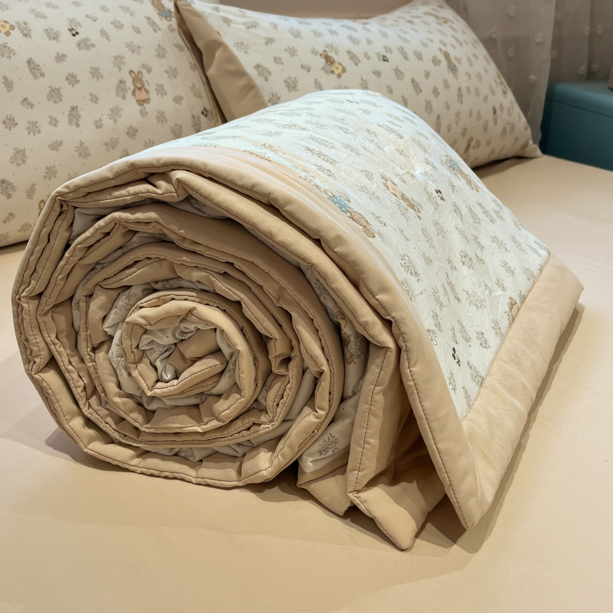 91家纺网 家纺一手货源 找家纺 一加一 2026新款云柔棉印花凉感冰蚕夏被夏凉被空调被四件套 告白兔