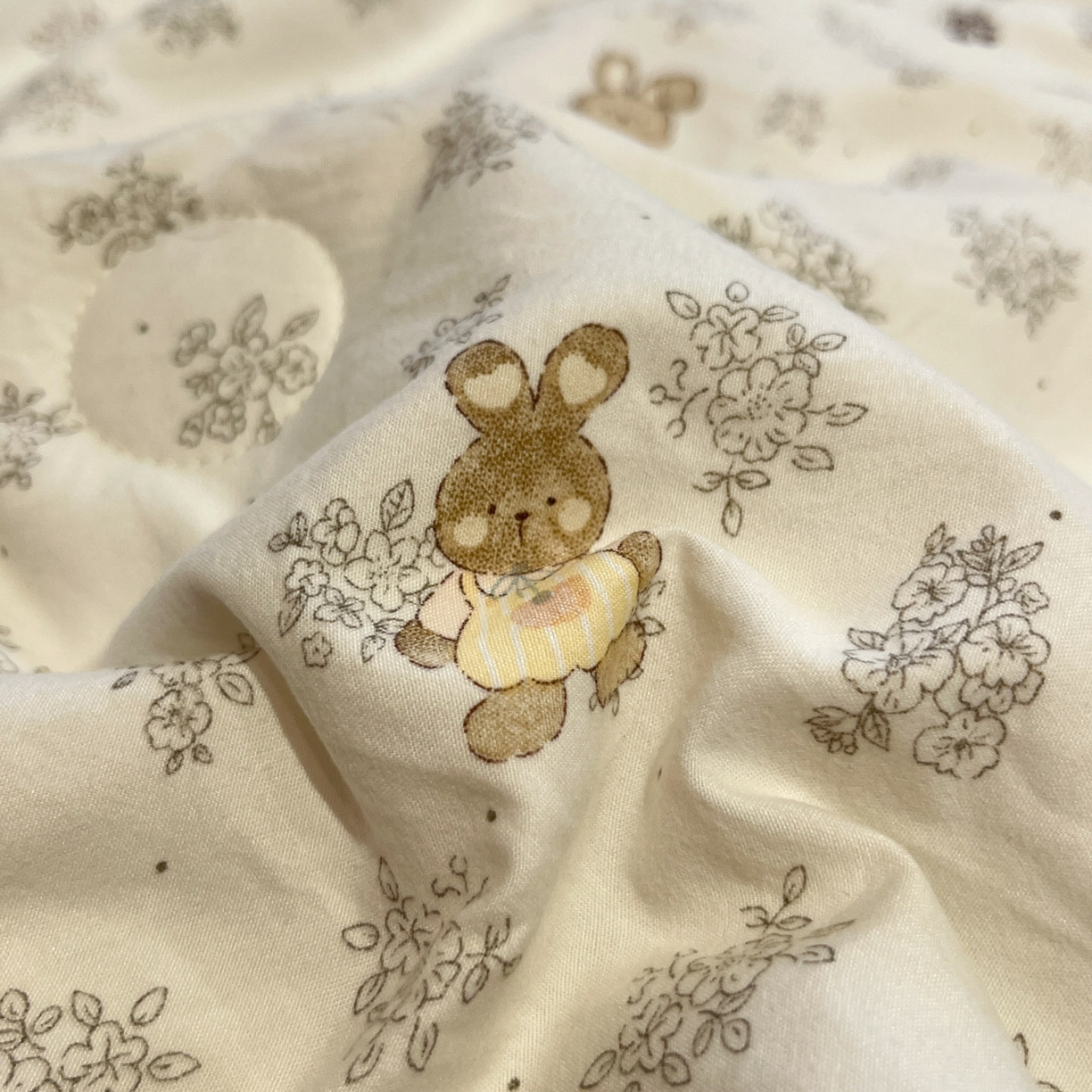 91家纺网 家纺一手货源 找家纺 一加一 2026新款云柔棉印花凉感冰蚕夏被夏凉被空调被四件套 告白兔