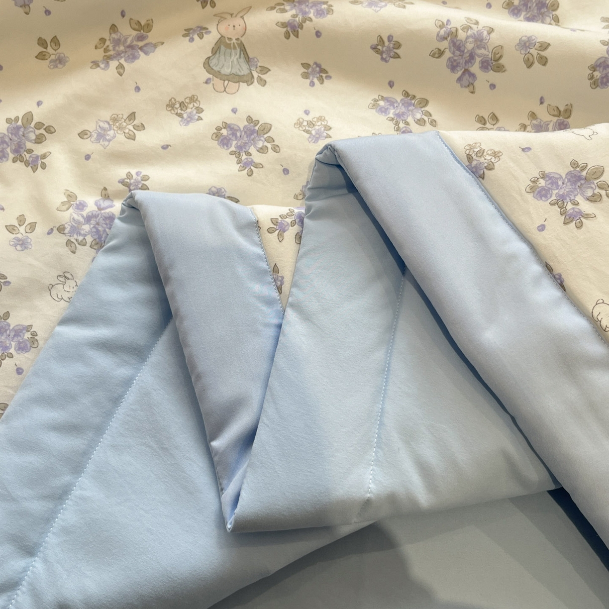 91家纺网 家纺一手货源 找家纺 一加一 2026新款云柔棉印花凉感冰蚕夏被夏凉被空调被四件套 花季