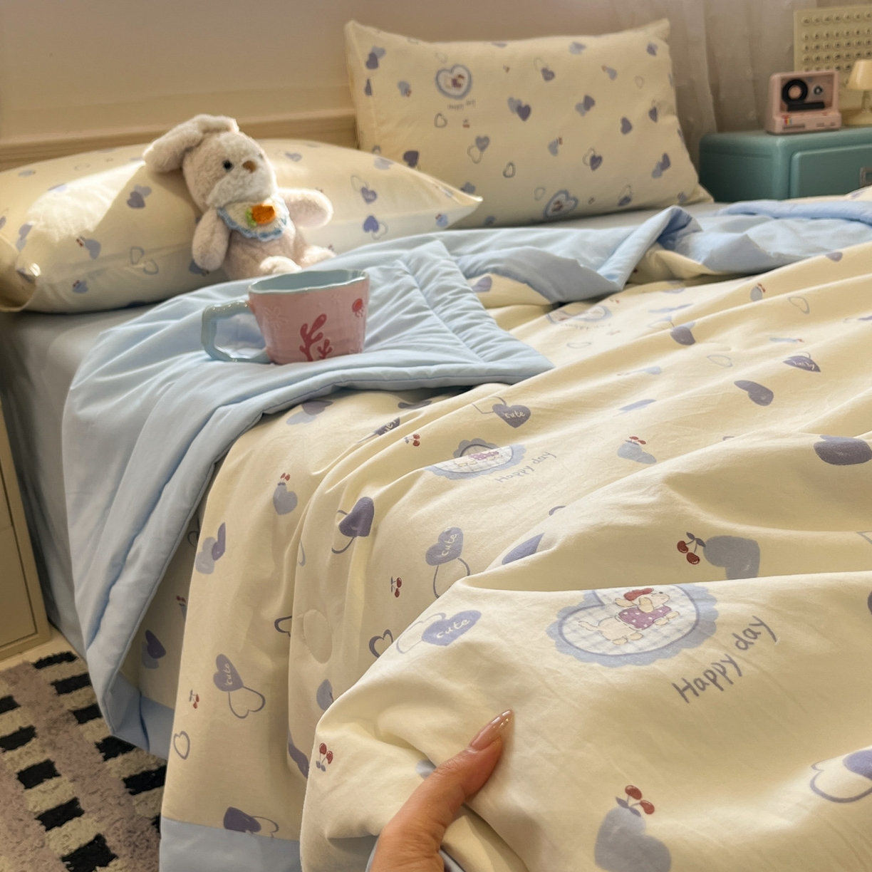 91家纺网 家纺一手货源 找家纺 一加一 2026新款云柔棉印花凉感冰蚕夏被夏凉被空调被四件套 奶油大耳狗