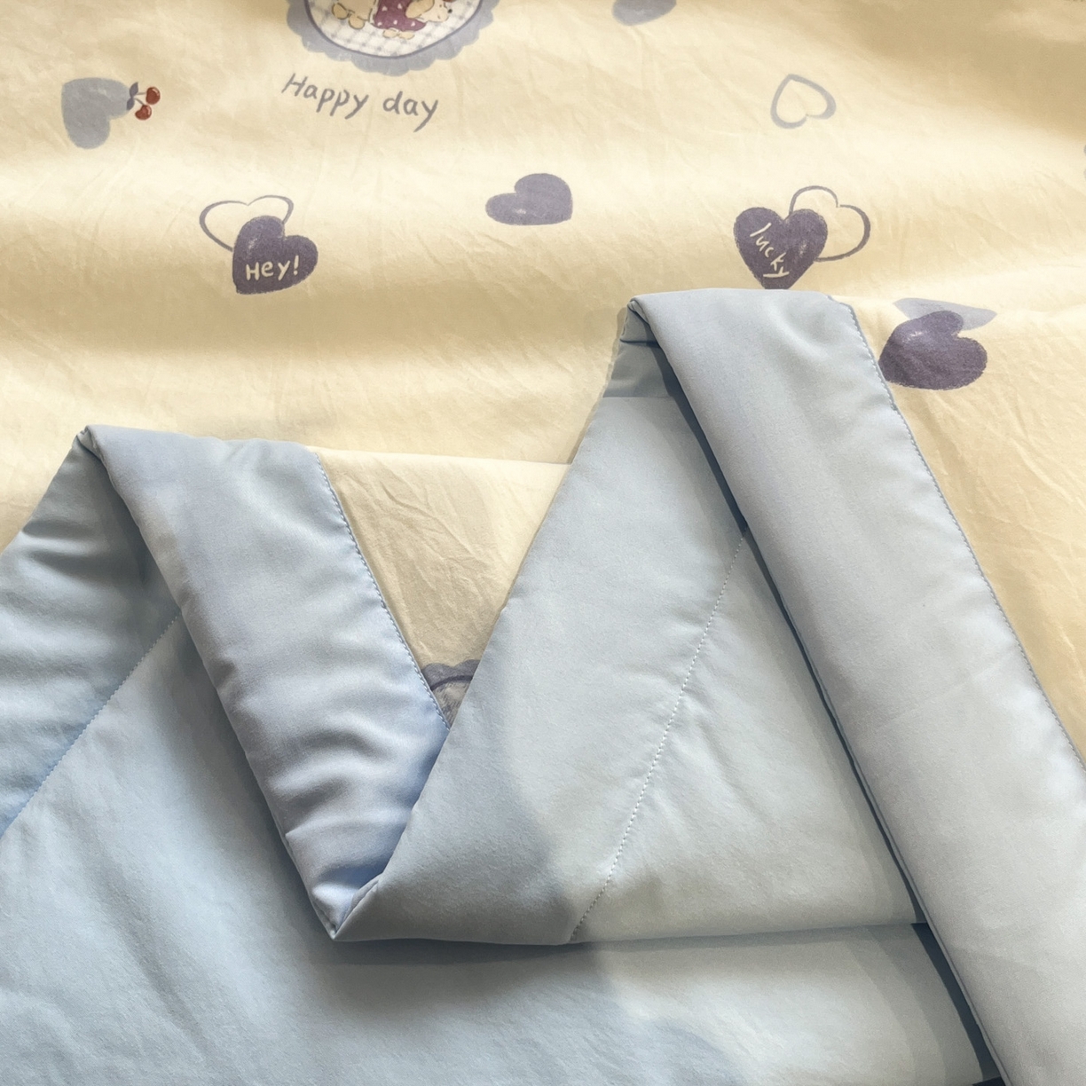 91家纺网 家纺一手货源 找家纺 一加一 2026新款云柔棉印花凉感冰蚕夏被夏凉被空调被四件套 奶油大耳狗