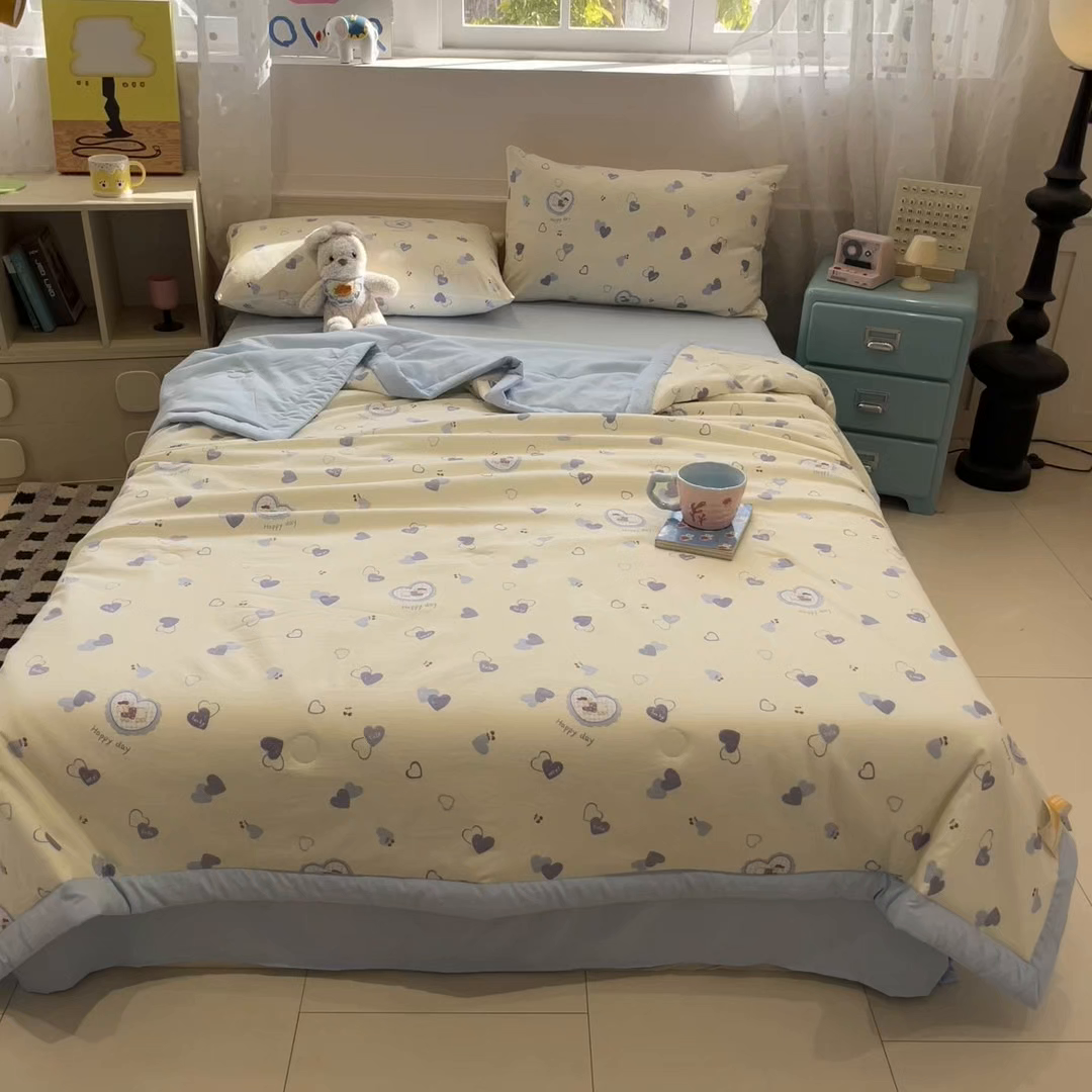 91家纺网 家纺一手货源 找家纺 一加一 2026新款云柔棉印花凉感冰蚕夏被夏凉被空调被四件套 奶油大耳狗