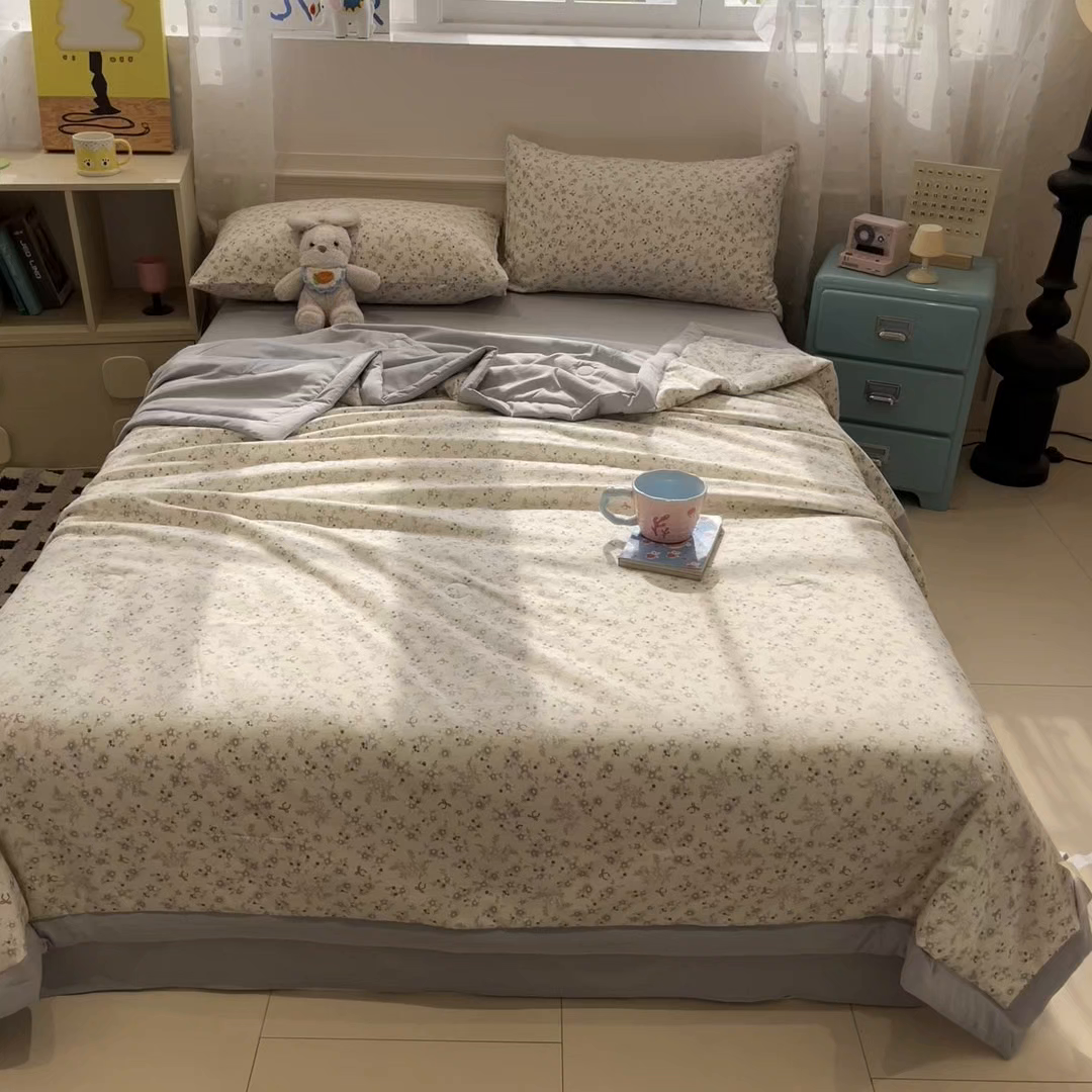 91家纺网 家纺一手货源 找家纺 一加一 2026新款云柔棉印花凉感冰蚕夏被夏凉被空调被四件套 森林小镇