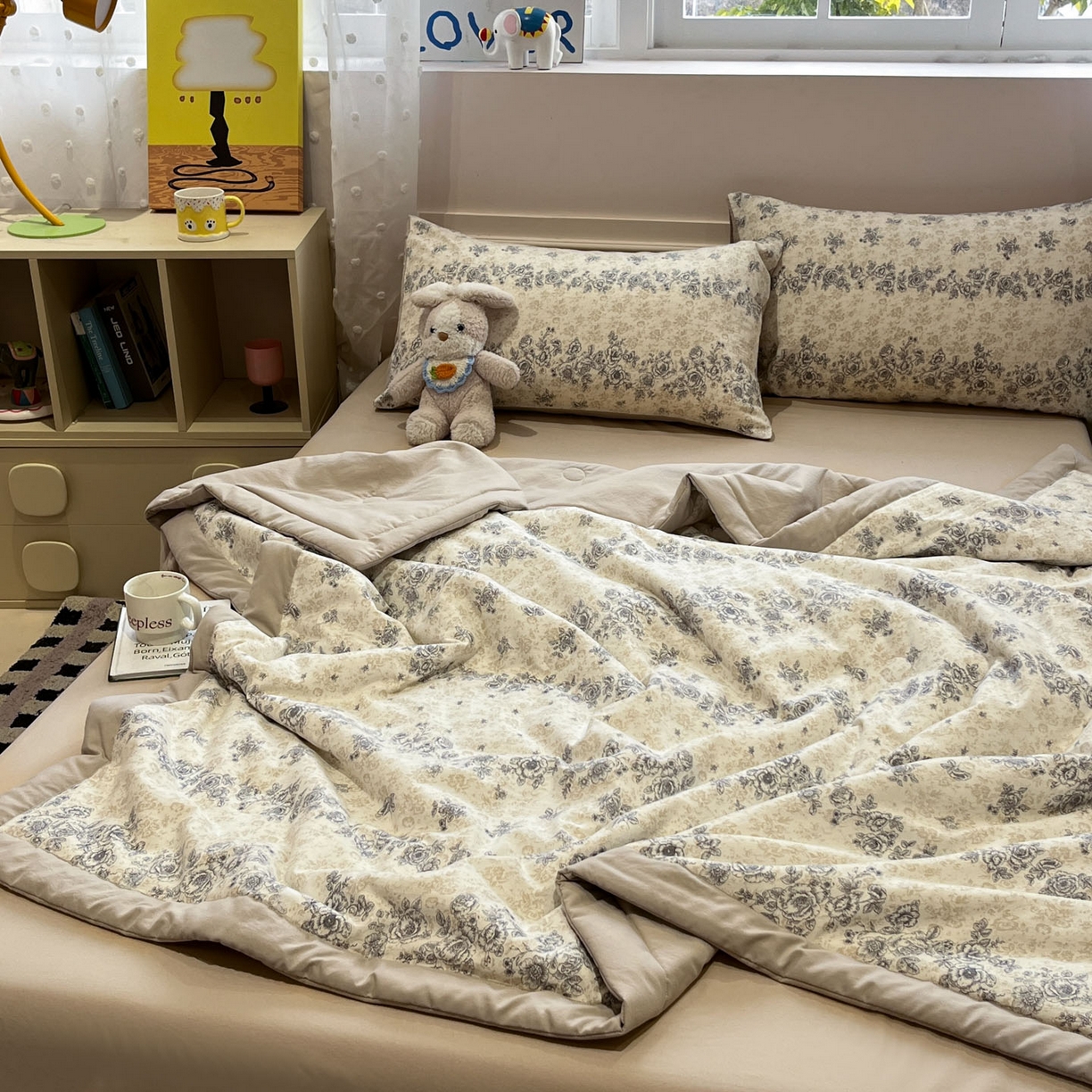 91家纺网 家纺一手货源 找家纺 一加一 2026新款云柔棉印花凉感冰蚕夏被夏凉被空调被四件套 温柔花香