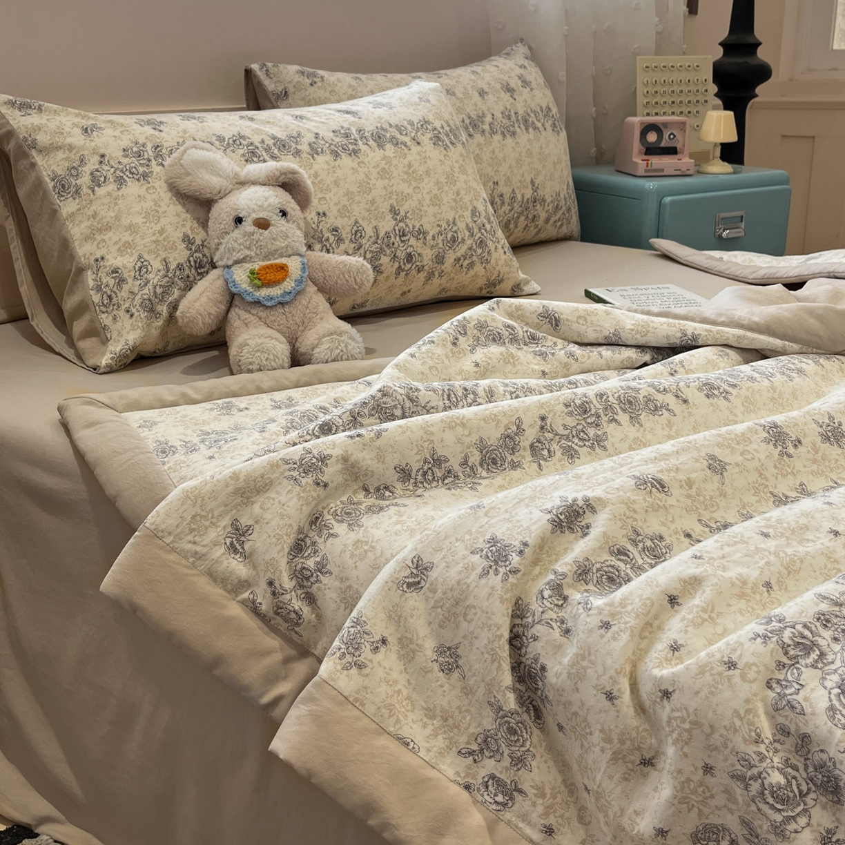 91家纺网 家纺一手货源 找家纺 一加一 2026新款云柔棉印花凉感冰蚕夏被夏凉被空调被四件套 温柔花香