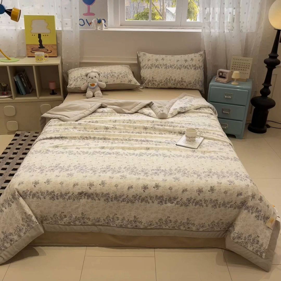 91家纺网 家纺一手货源 找家纺 一加一 2026新款云柔棉印花凉感冰蚕夏被夏凉被空调被四件套 温柔花香