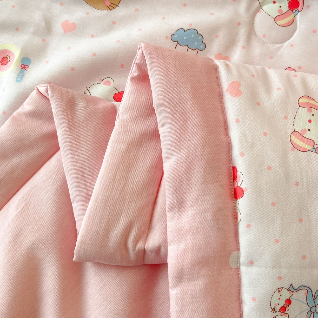 91家纺网 家纺一手货源 找家纺 一加一 2026新款全棉新疆棉花夏被夏凉被空调被四件套-棉语清夏 猫猫乐园