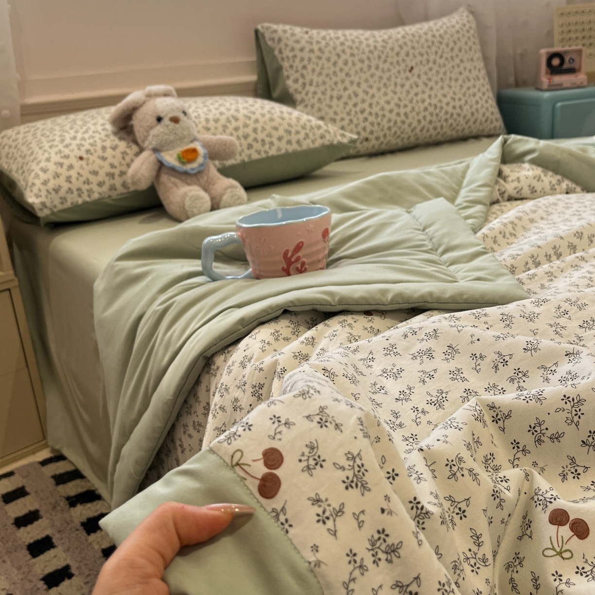 91家纺网 家纺一手货源 找家纺 一加一 2026新款云柔棉印花凉感冰蚕夏被夏凉被空调被四件套 樱桃乐园