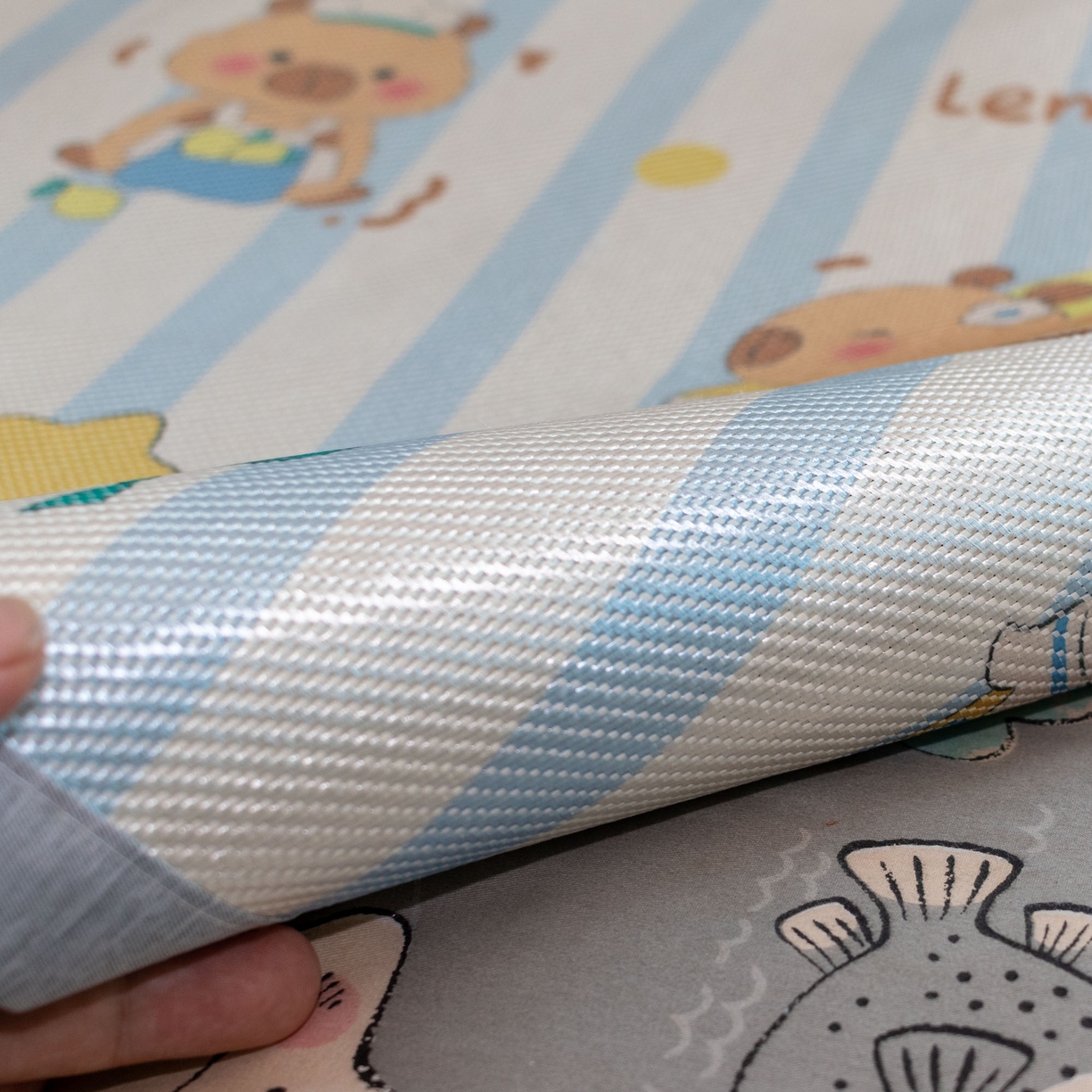 91家纺网 家纺一手货源 找家纺 欣宜家纺 2026新款A类宽边儿童冰藤席 卡皮巴拉【竖条纹】