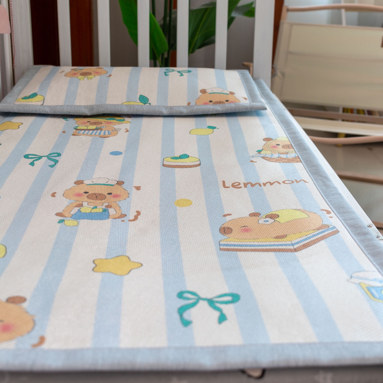 91家纺网 家纺一手货源 找家纺 欣宜家纺 2026新款A类宽边儿童冰藤席 卡皮巴拉【竖条纹】