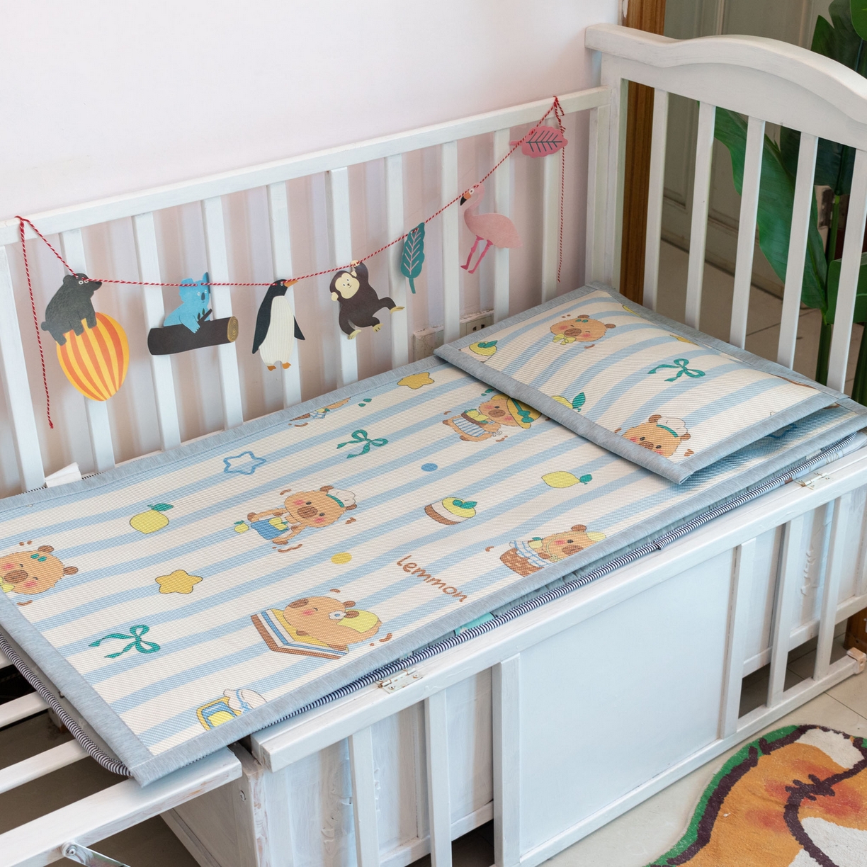 91家纺网 家纺一手货源 找家纺 欣宜家纺 2026新款A类宽边儿童冰藤席 卡皮巴拉【竖条纹】