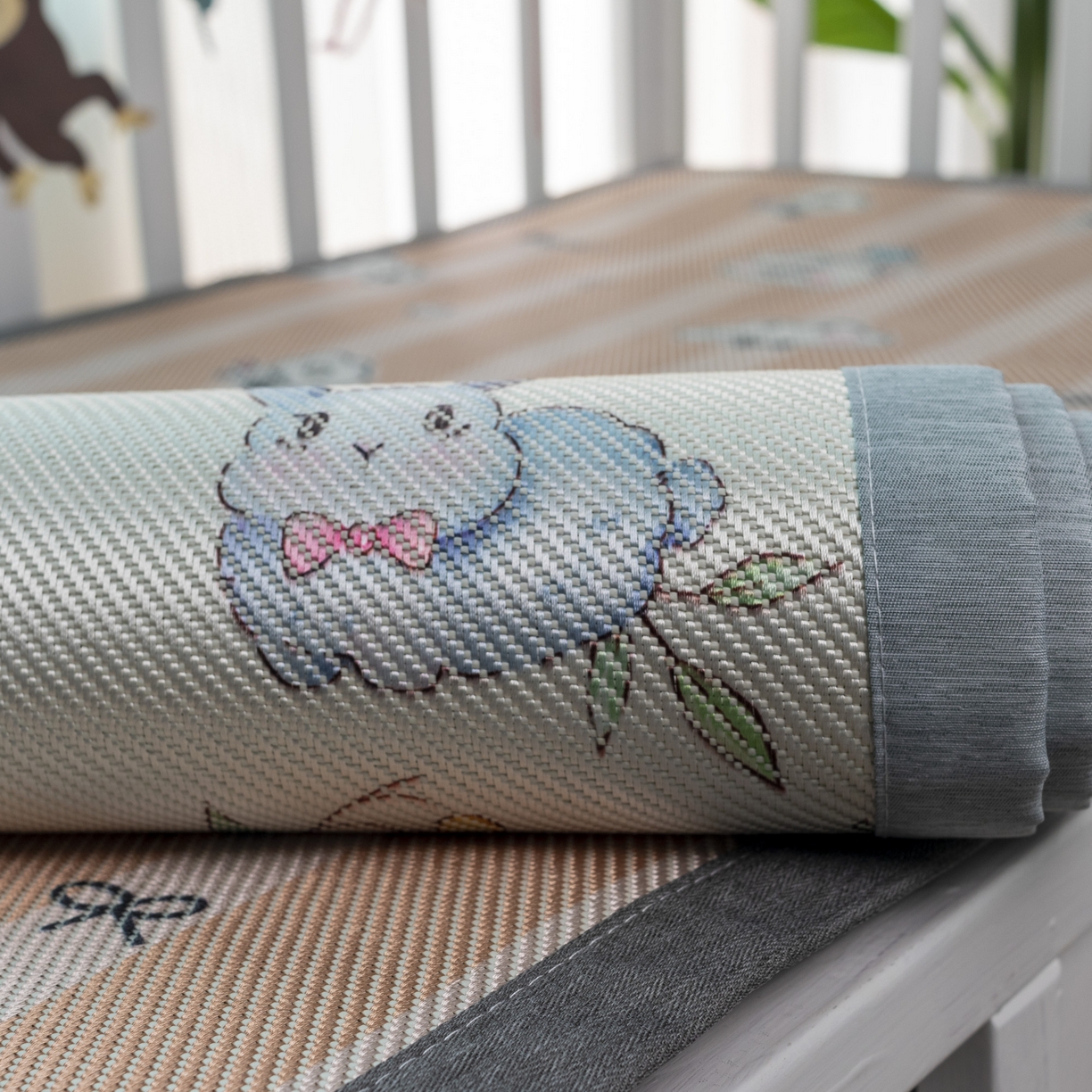 91家纺网 家纺一手货源 找家纺 欣宜家纺 2026新款A类宽边儿童冰藤席 草丛兔