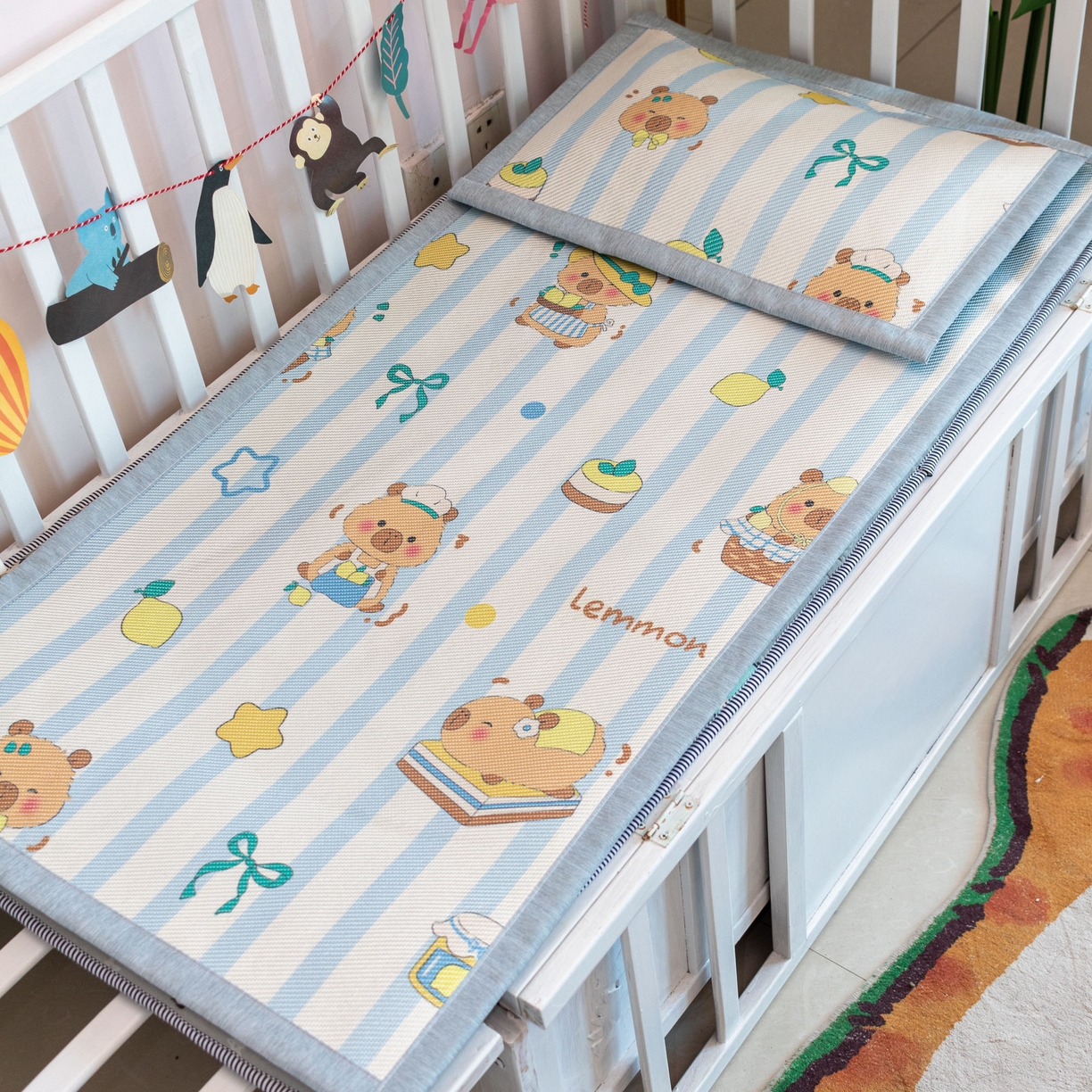 91家纺网 家纺一手货源 找家纺 欣宜家纺 2026新款A类宽边儿童冰藤席 卡皮巴拉【竖条纹】