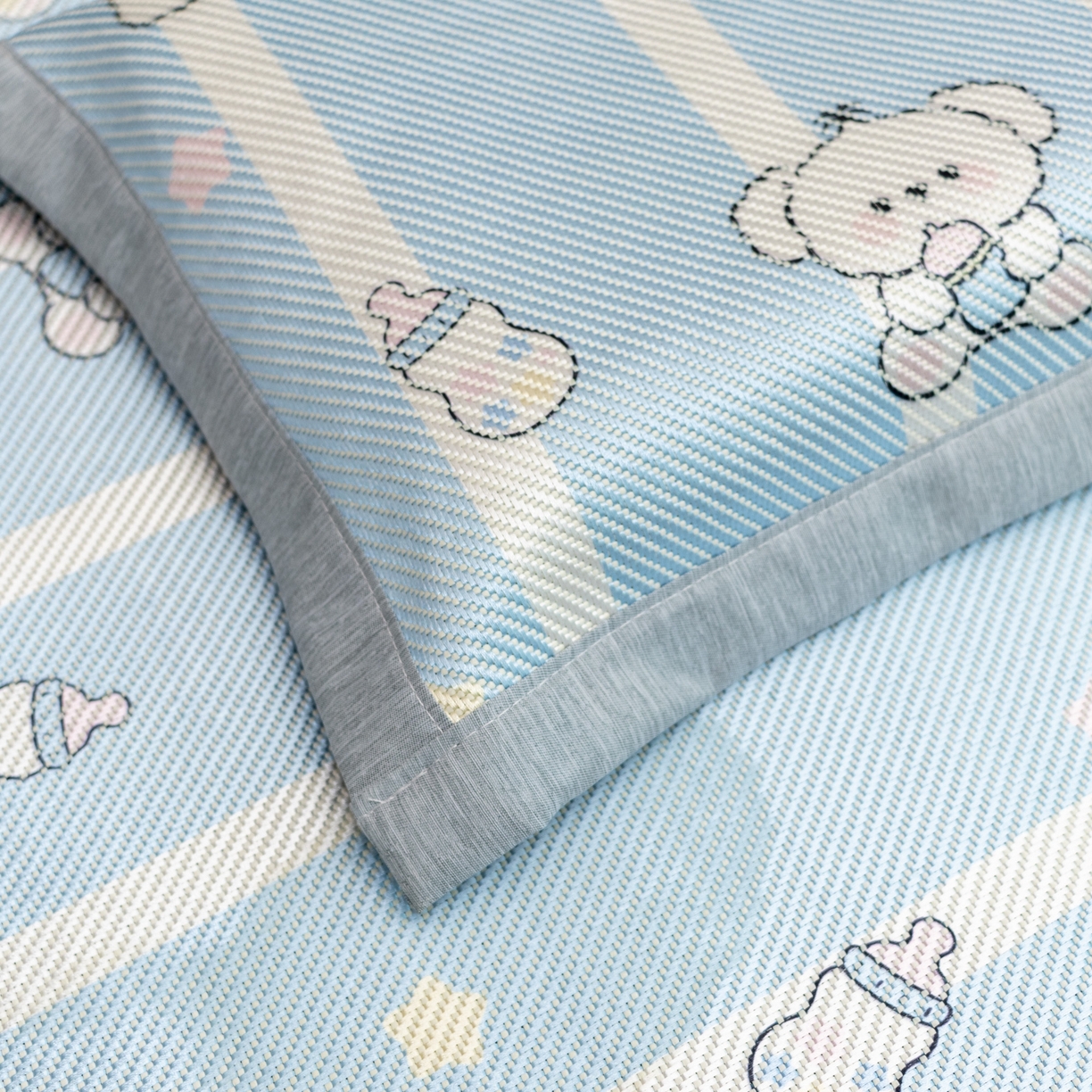 91家纺网 家纺一手货源 找家纺 欣宜家纺 2026新款A类宽边儿童冰藤席 小奶瓶