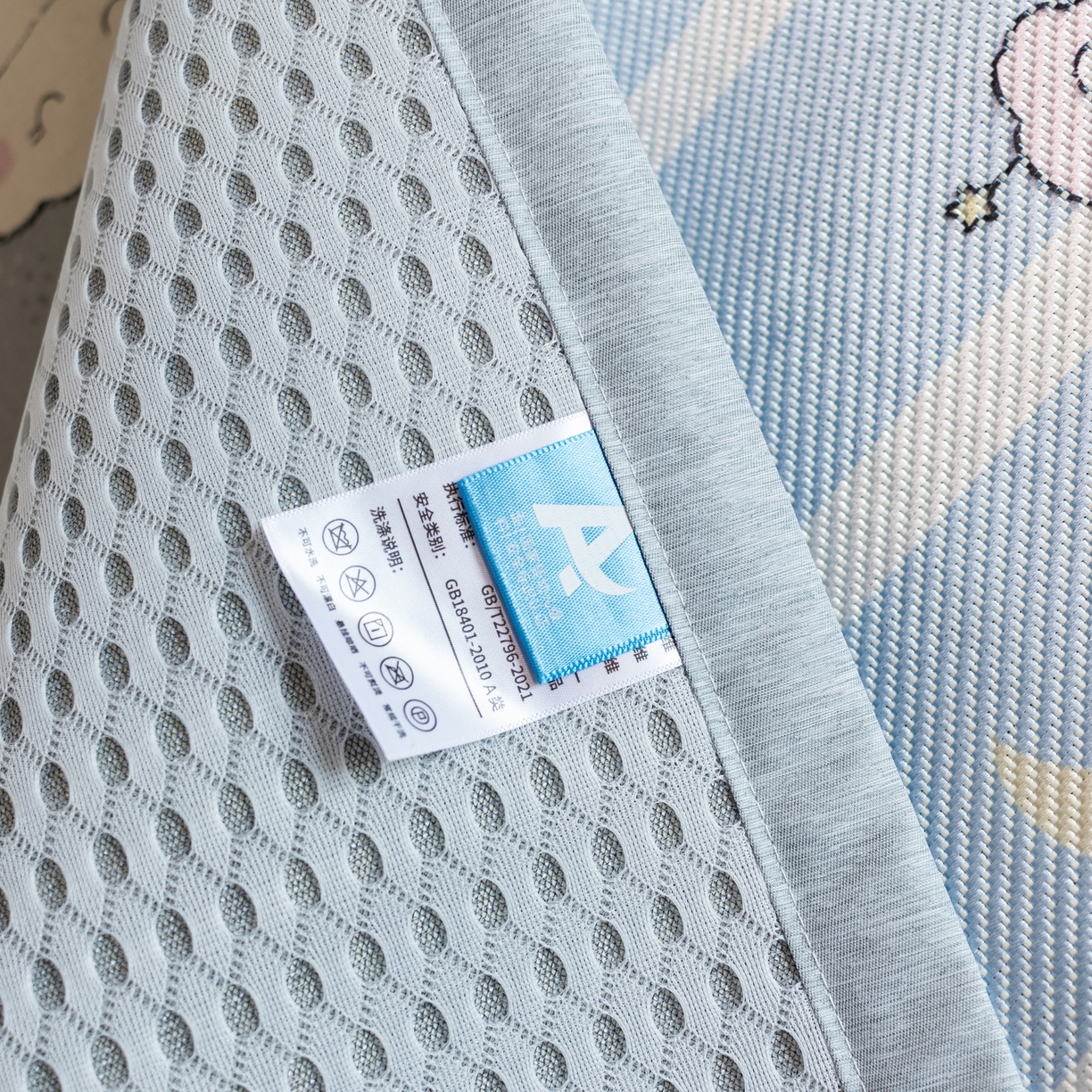 91家纺网 家纺一手货源 找家纺 欣宜家纺 2026新款A类宽边儿童冰藤席 小奶瓶