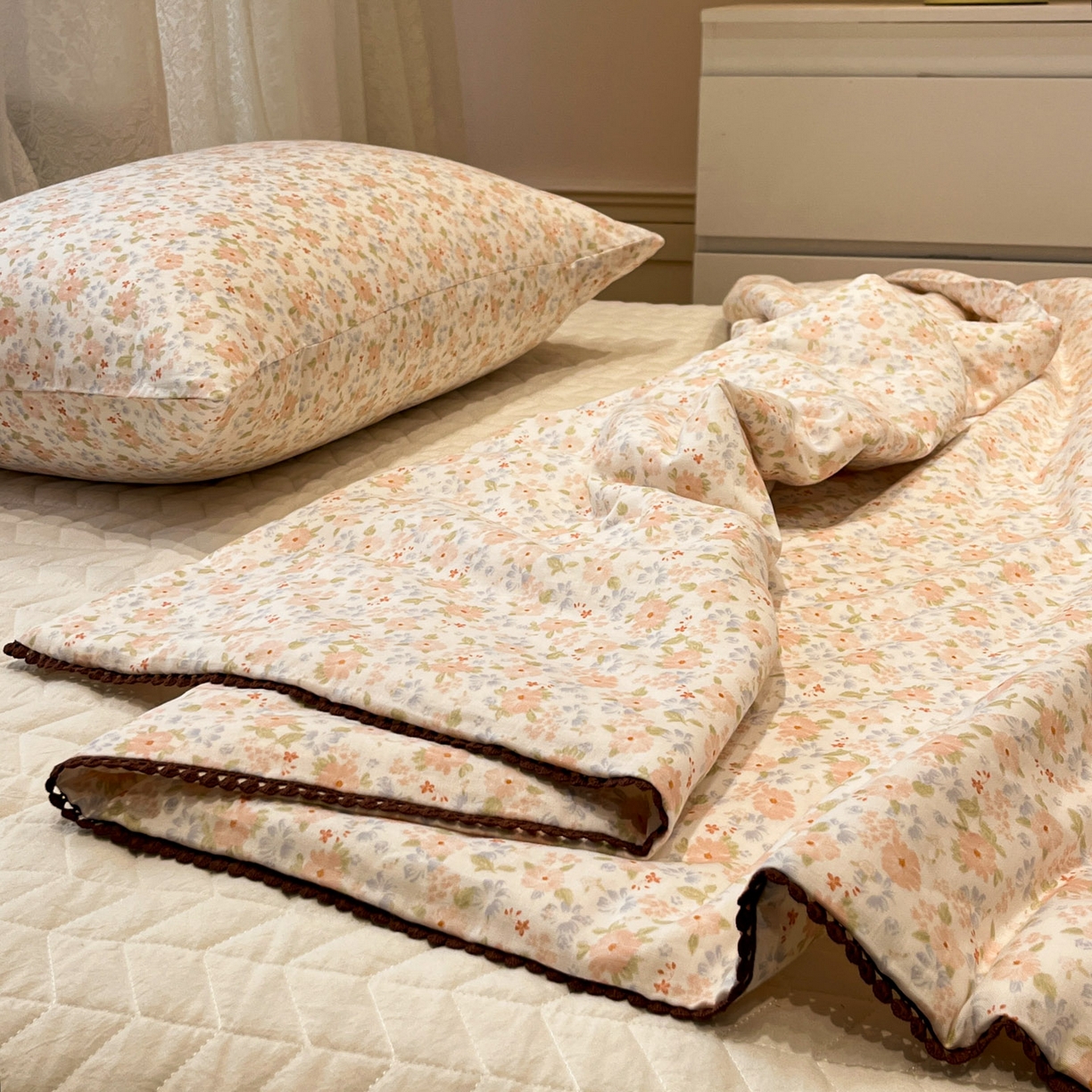 91家纺网 家纺一手货源 找家纺 一加一 2026新款全棉双层纱印花小花边大豆夏被夏凉被空调被-花纱眠夏 灿若繁花