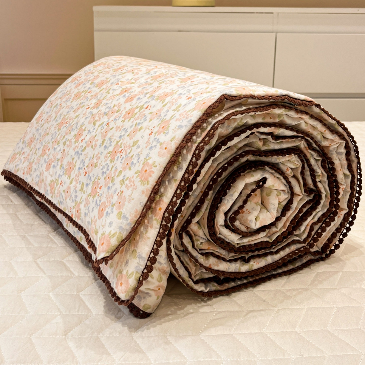 91家纺网 家纺一手货源 找家纺 一加一 2026新款全棉双层纱印花小花边大豆夏被夏凉被空调被-花纱眠夏 灿若繁花