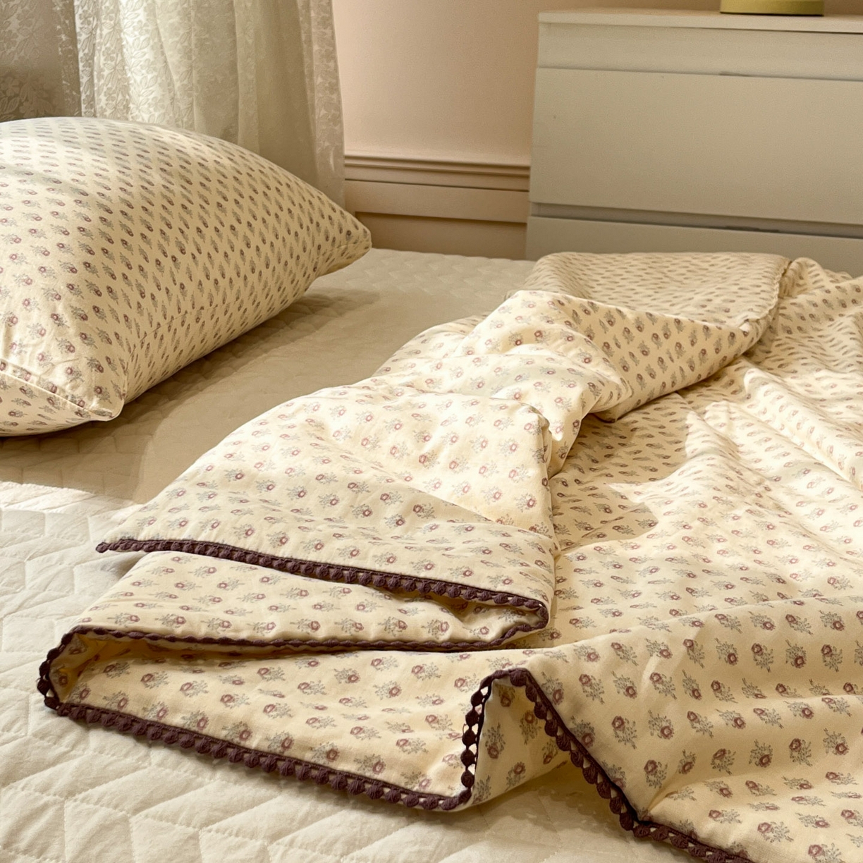 91家纺网 家纺一手货源 找家纺 一加一 2026新款全棉双层纱印花小花边大豆夏被夏凉被空调被-花纱眠夏 花影