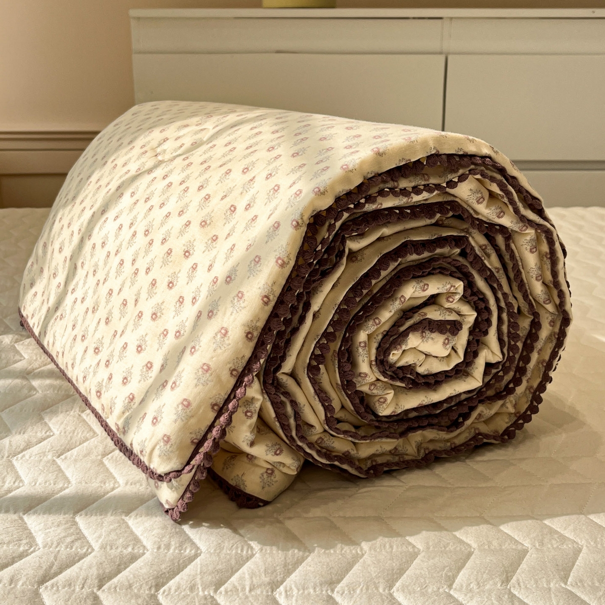 91家纺网 家纺一手货源 找家纺 一加一 2026新款全棉双层纱印花小花边大豆夏被夏凉被空调被-花纱眠夏 花影