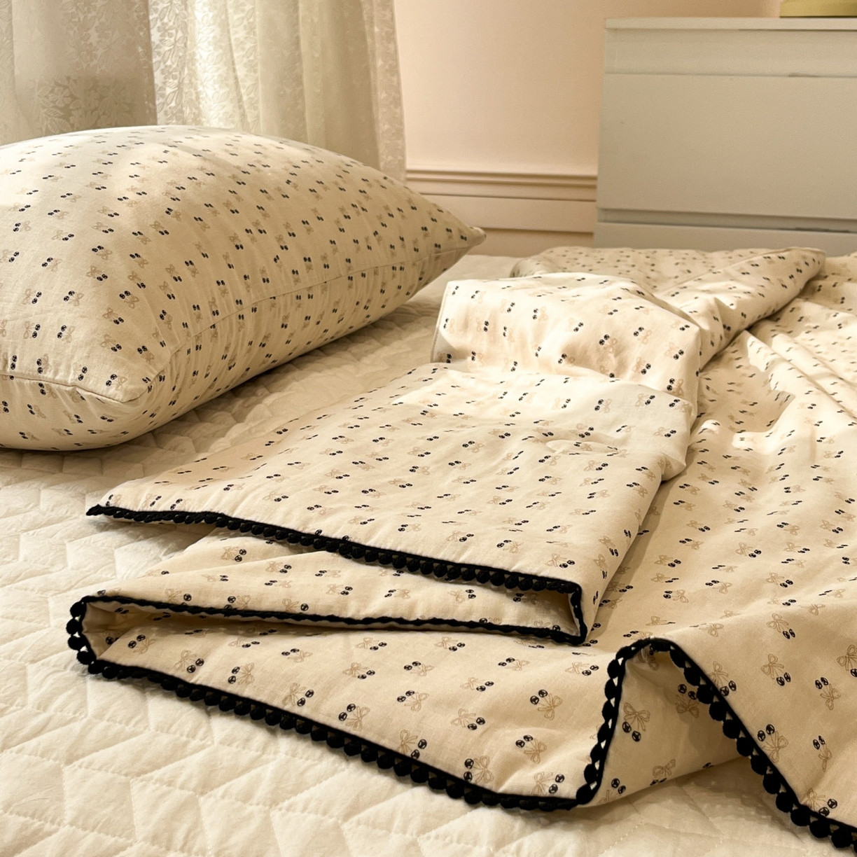 91家纺网 家纺一手货源 找家纺 一加一 2026新款全棉双层纱印花小花边大豆夏被夏凉被空调被-花纱眠夏 焦糖樱桃