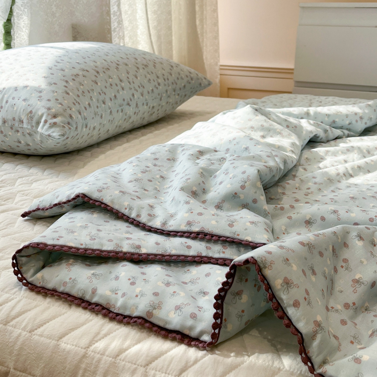 91家纺网 家纺一手货源 找家纺 一加一 2026新款全棉双层纱印花小花边大豆夏被夏凉被空调被-花纱眠夏 甜莓