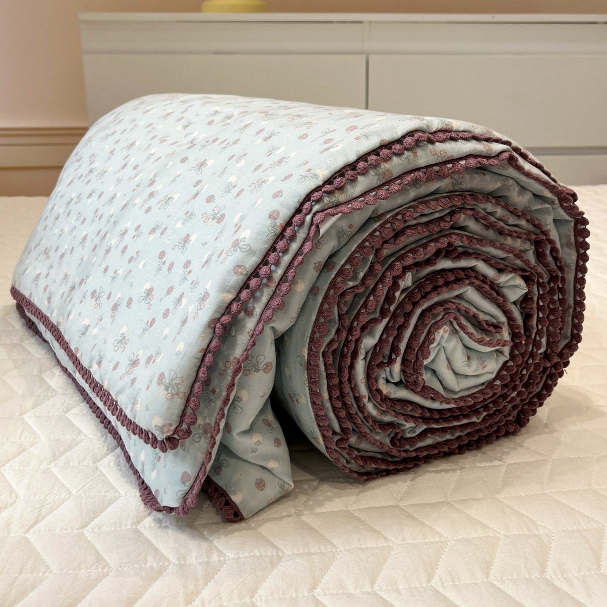 91家纺网 家纺一手货源 找家纺 一加一 2026新款全棉双层纱印花小花边大豆夏被夏凉被空调被-花纱眠夏 甜莓