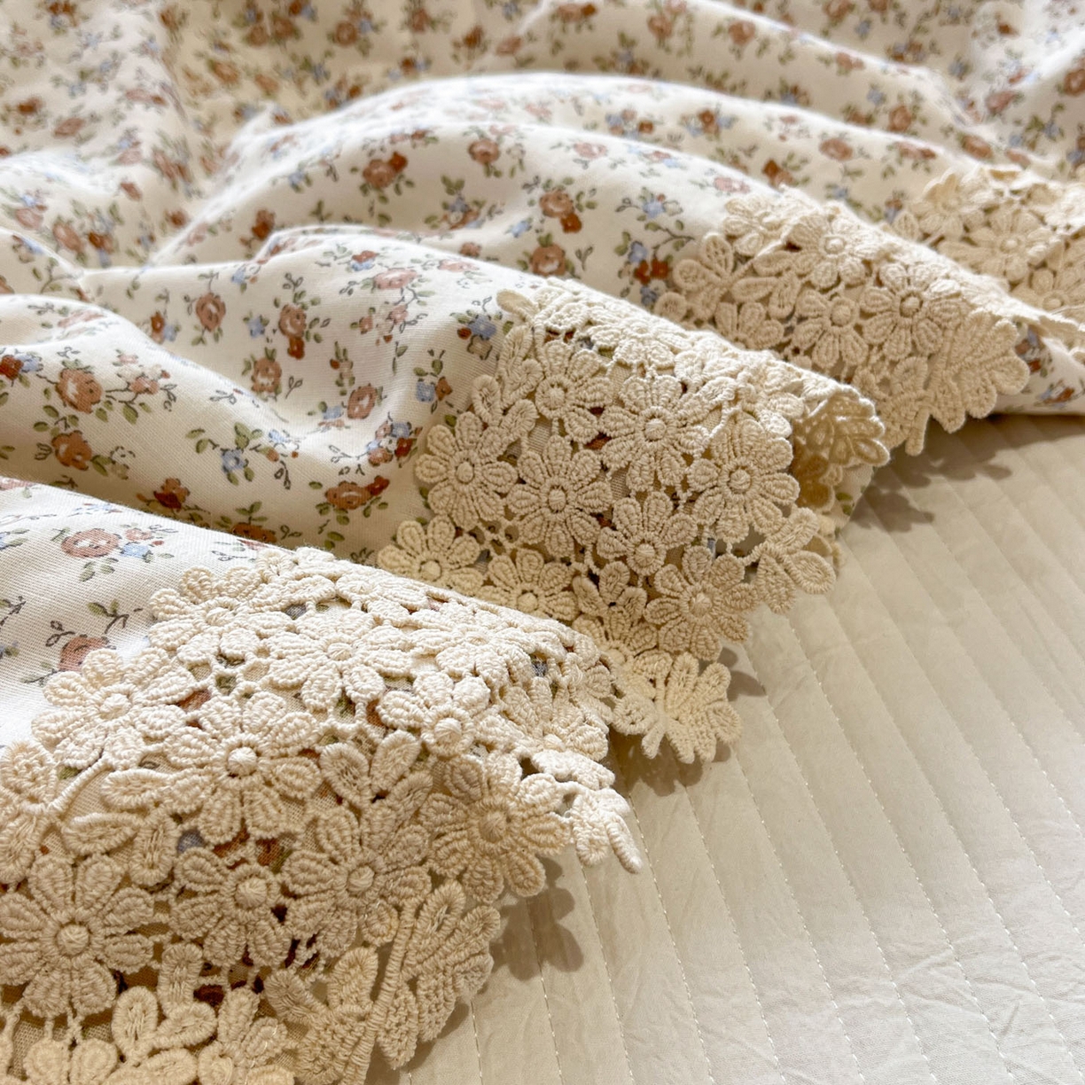 91家纺网 家纺一手货源 找家纺 一加一 2026新款纯棉双层纱花边蚕丝润肤夏被夏凉被空调被-棉边夏序 炊烟牡丹