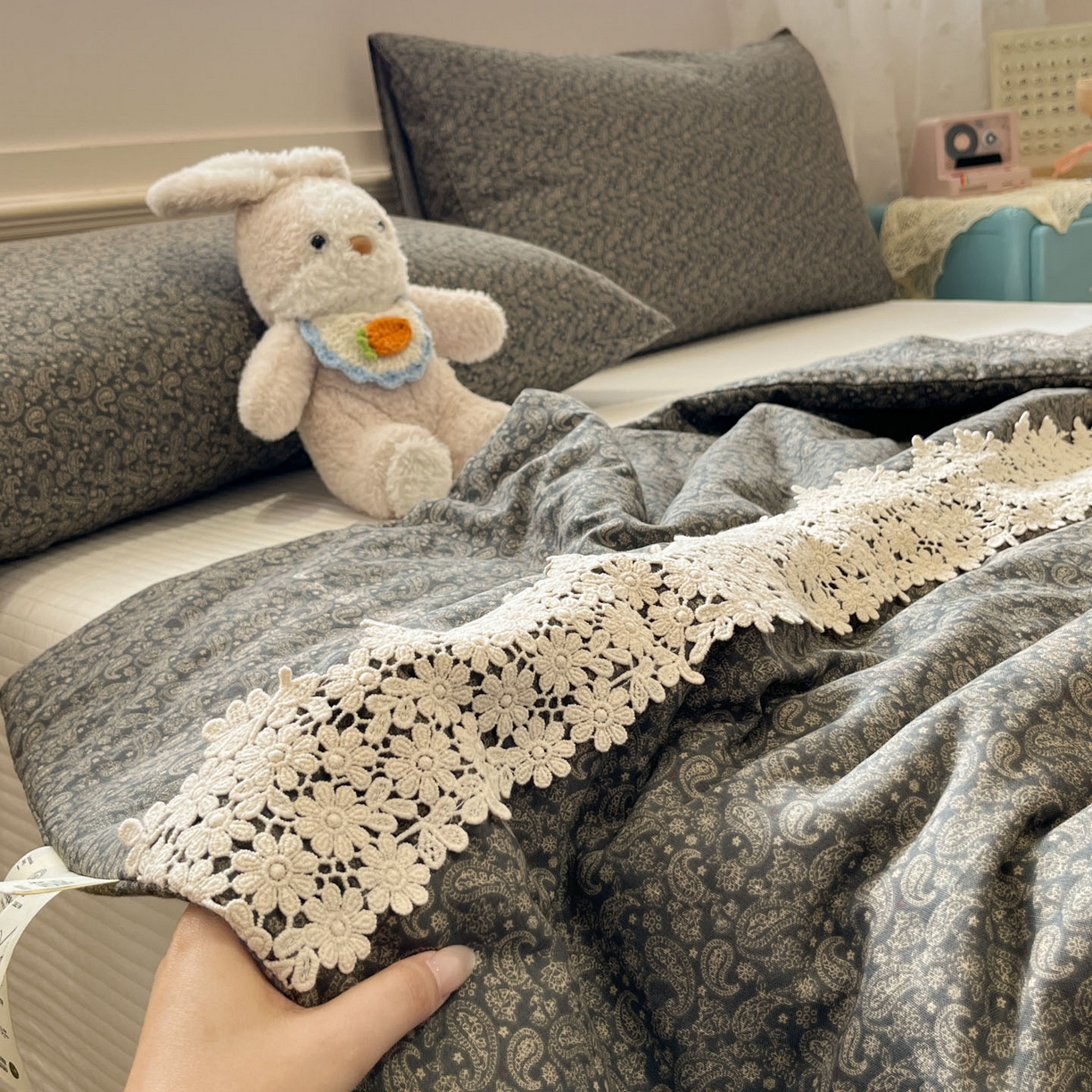 91家纺网 家纺一手货源 找家纺 一加一 2026新款纯棉双层纱花边蚕丝润肤夏被夏凉被空调被-棉边夏序 连理枝