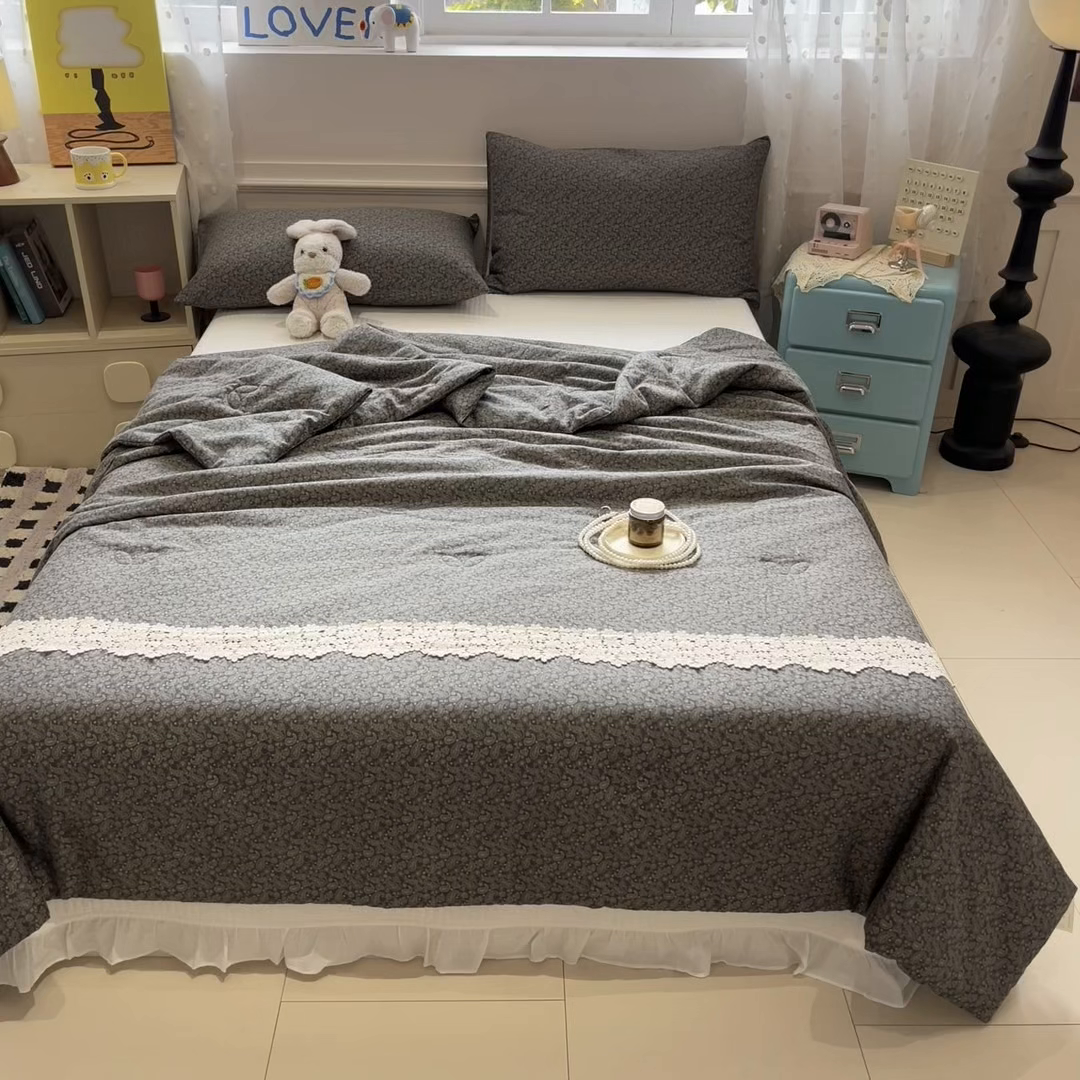 91家纺网 家纺一手货源 找家纺 一加一 2026新款纯棉双层纱花边蚕丝润肤夏被夏凉被空调被-棉边夏序 连理枝