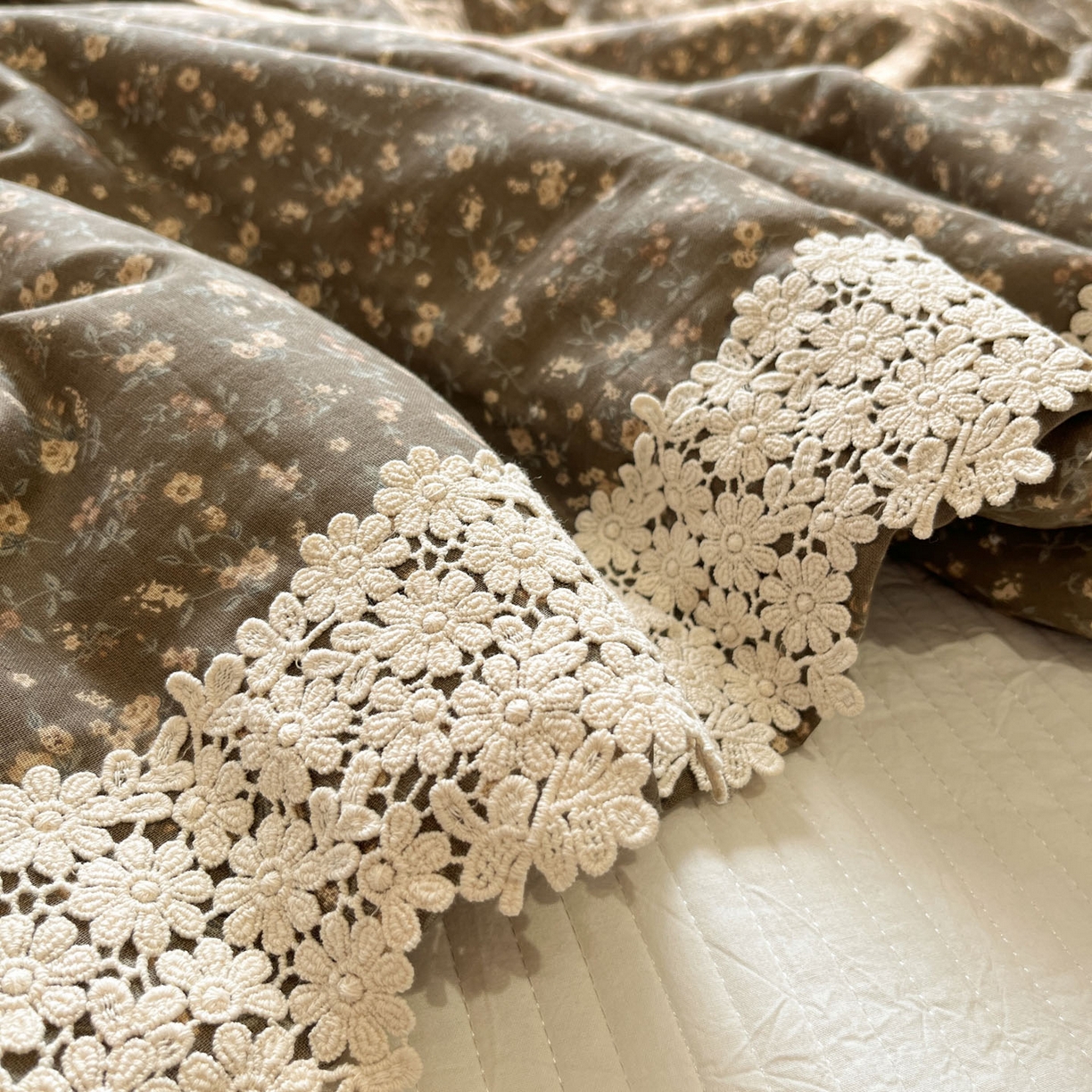 91家纺网 家纺一手货源 找家纺 一加一 2026新款纯棉双层纱花边蚕丝润肤夏被夏凉被空调被-棉边夏序 拧霜点点