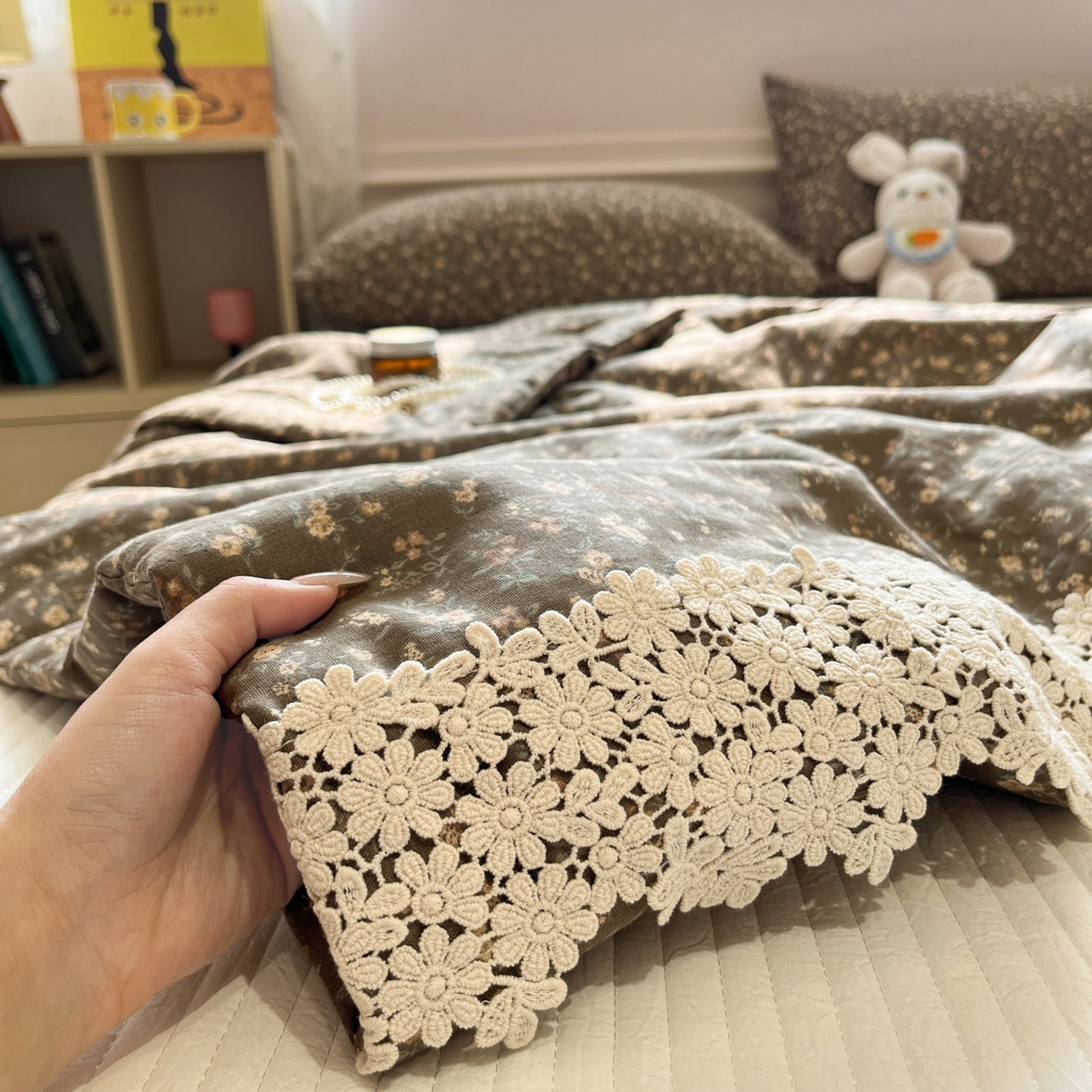 91家纺网 家纺一手货源 找家纺 一加一 2026新款纯棉双层纱花边蚕丝润肤夏被夏凉被空调被-棉边夏序 拧霜点点