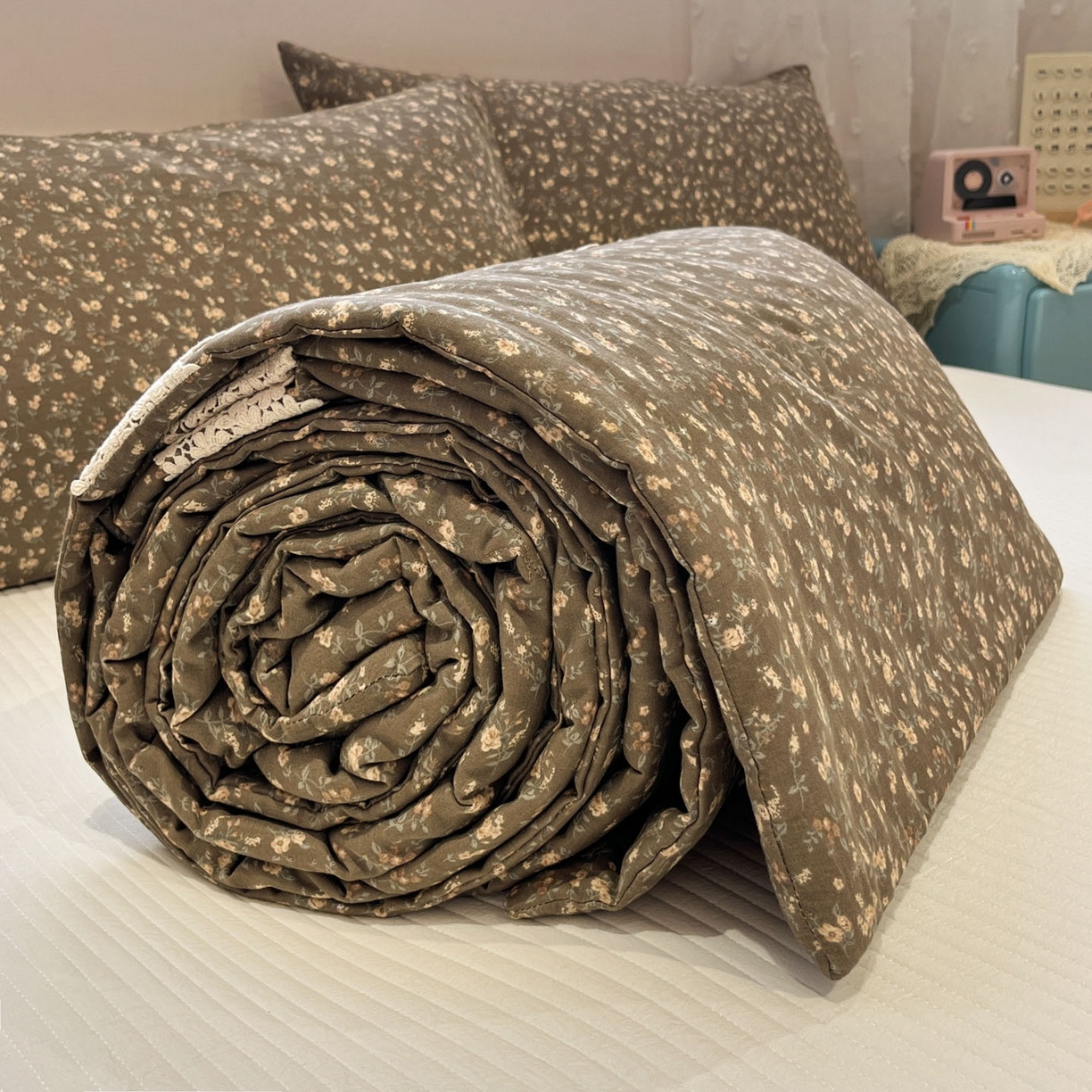 91家纺网 家纺一手货源 找家纺 一加一 2026新款纯棉双层纱花边蚕丝润肤夏被夏凉被空调被-棉边夏序 拧霜点点