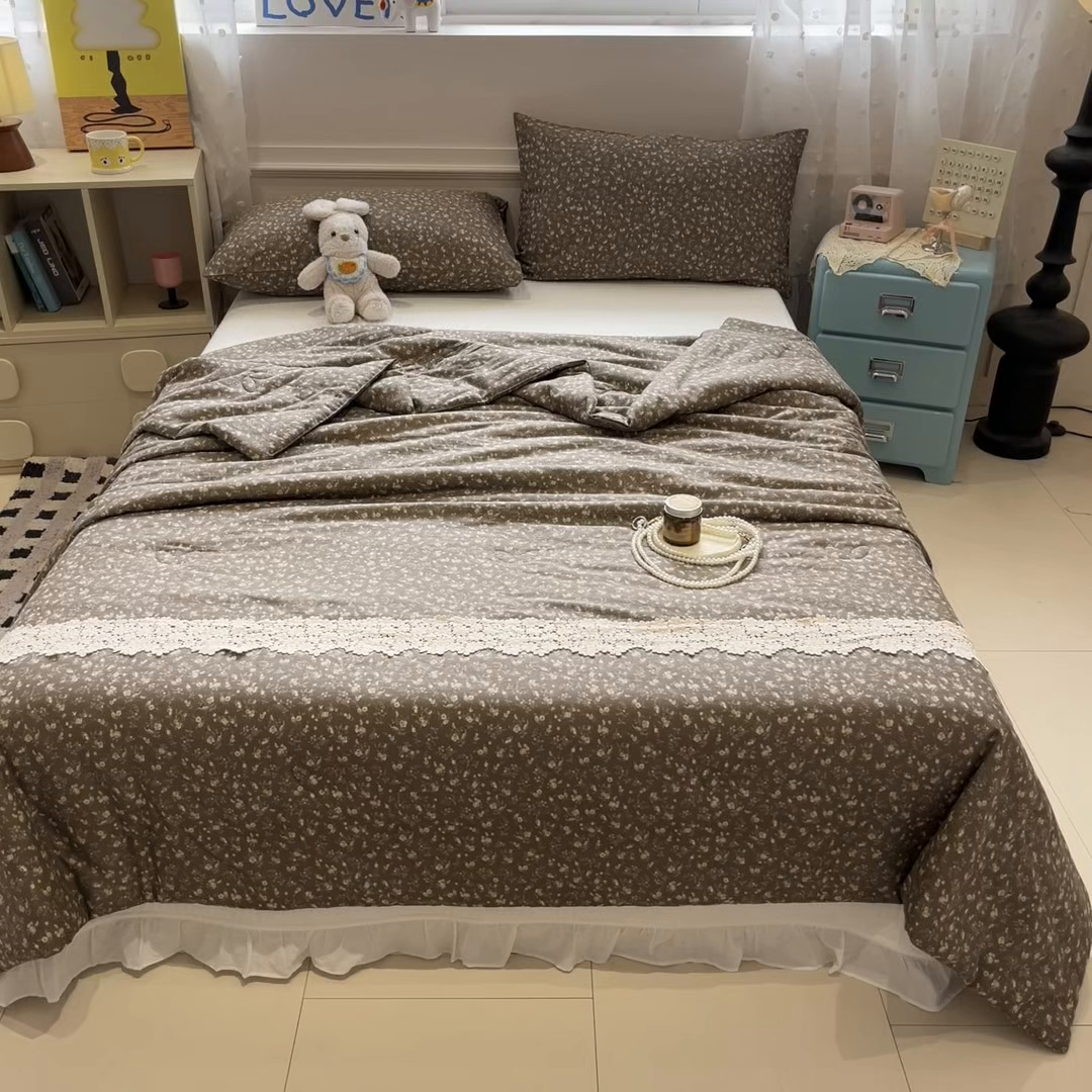 91家纺网 家纺一手货源 找家纺 一加一 2026新款纯棉双层纱花边蚕丝润肤夏被夏凉被空调被-棉边夏序 拧霜点点