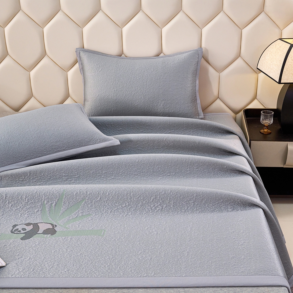 91家纺网 家纺一手货源 找家纺 青雅席业 2026新款A类凉感豆豆席凉席席子-平铺款 平铺款-熊猫抱竹-灰