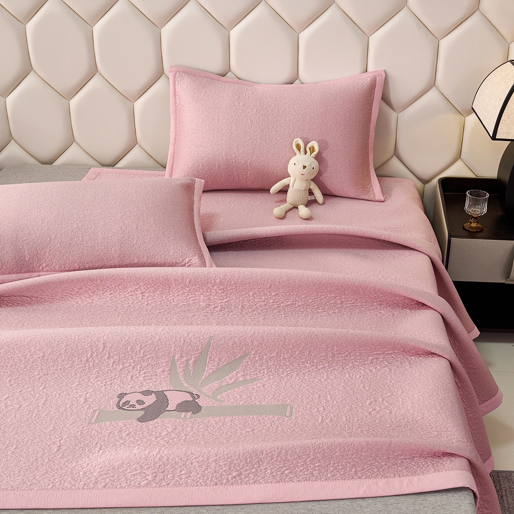 91家纺网 家纺一手货源 找家纺 青雅席业 2026新款A类凉感豆豆席凉席席子-平铺款 平铺款-熊猫抱竹-粉