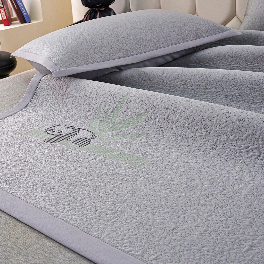 91家纺网 家纺一手货源 找家纺 青雅席业 2026新款A类凉感豆豆席凉席席子-平铺款 平铺款-熊猫抱竹-灰