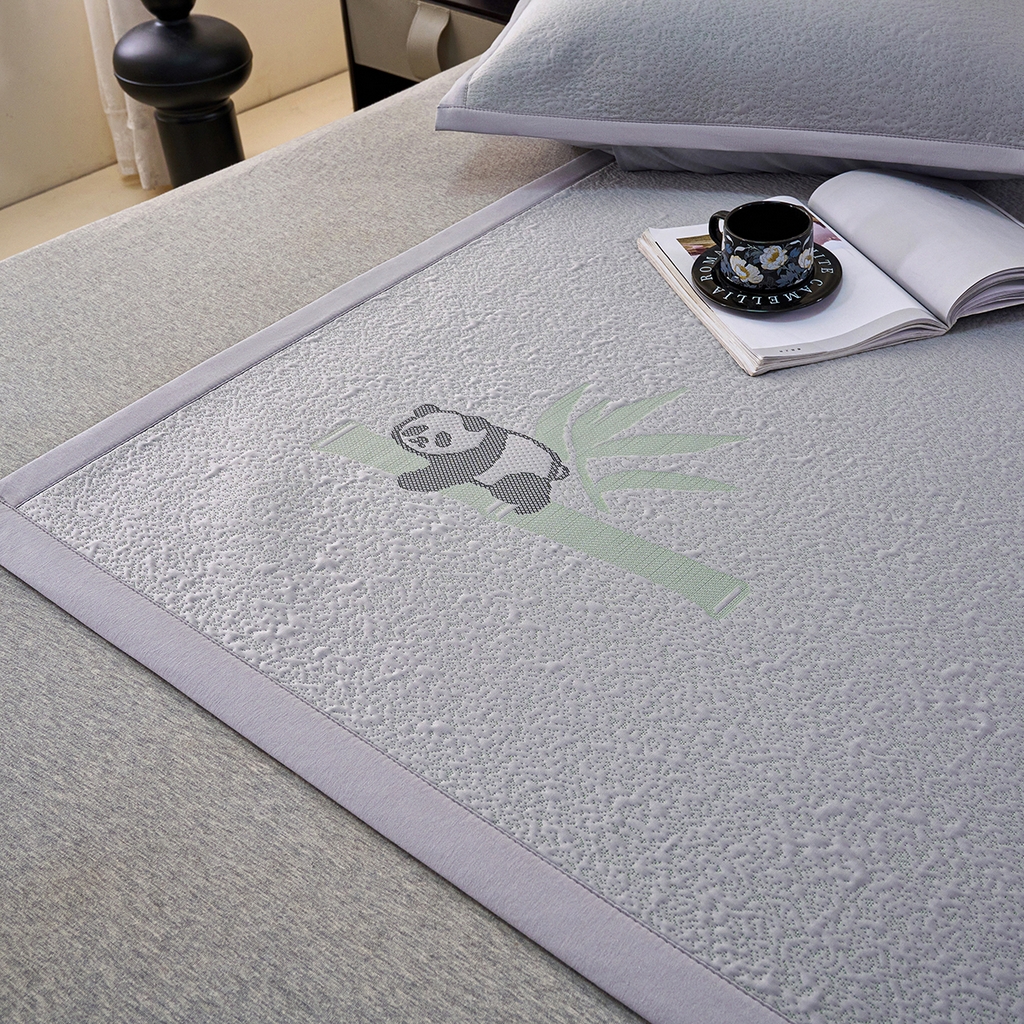 91家纺网 家纺一手货源 找家纺 青雅席业 2026新款A类凉感豆豆席凉席席子-平铺款 平铺款-熊猫抱竹-灰