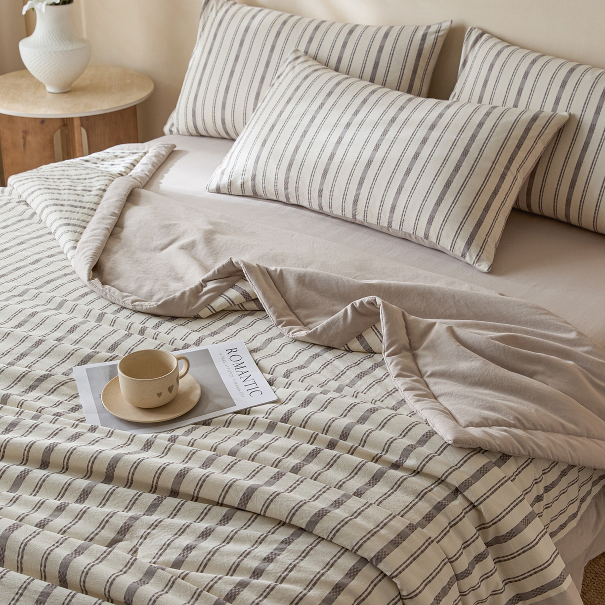 91家纺网 家纺一手货源 找家纺 一加一 2026新款凉感提花大豆夏被夏凉被空调被四件套-简约生活 简约条纹-灰