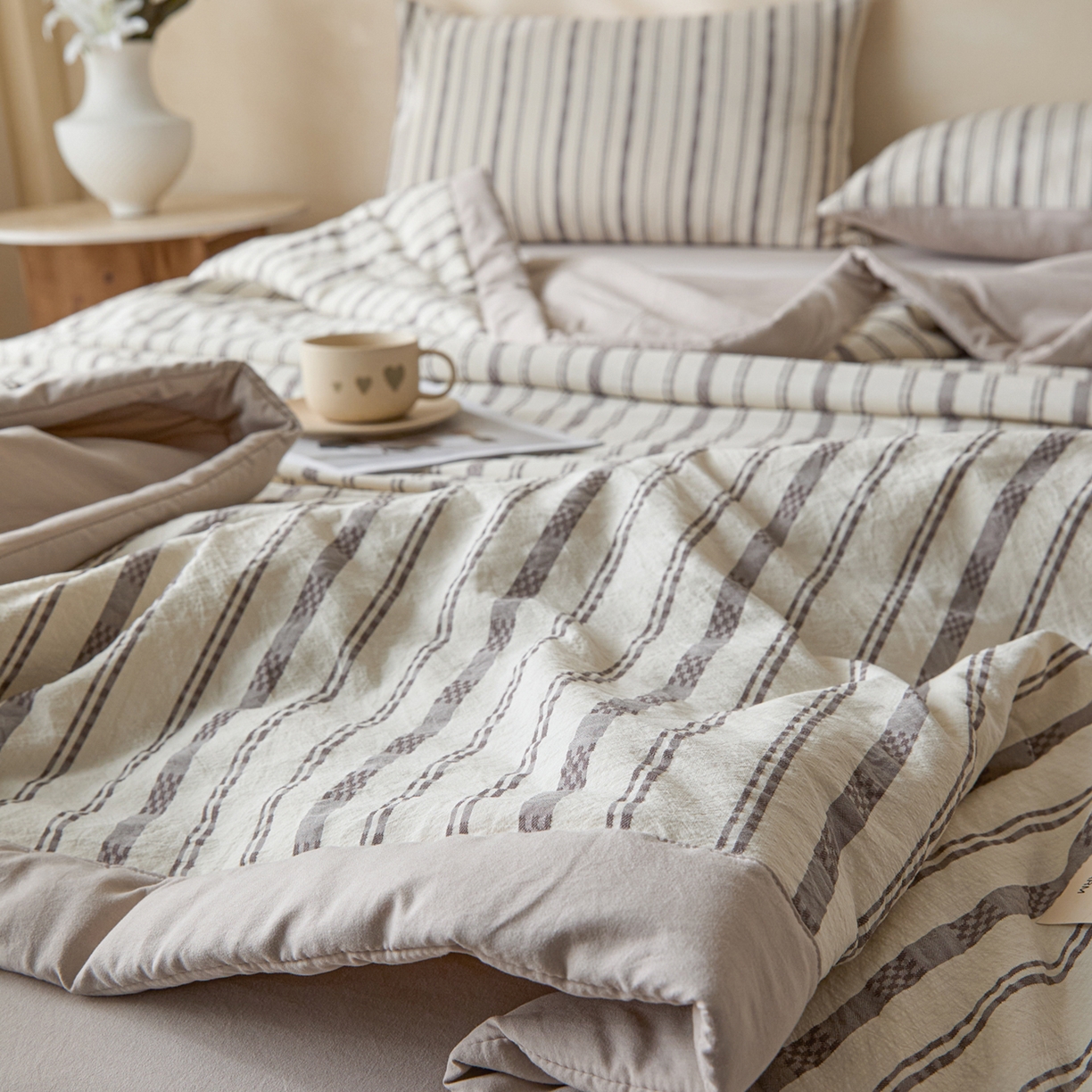 91家纺网 家纺一手货源 找家纺 一加一 2026新款凉感提花大豆夏被夏凉被空调被四件套-简约生活 简约条纹-灰