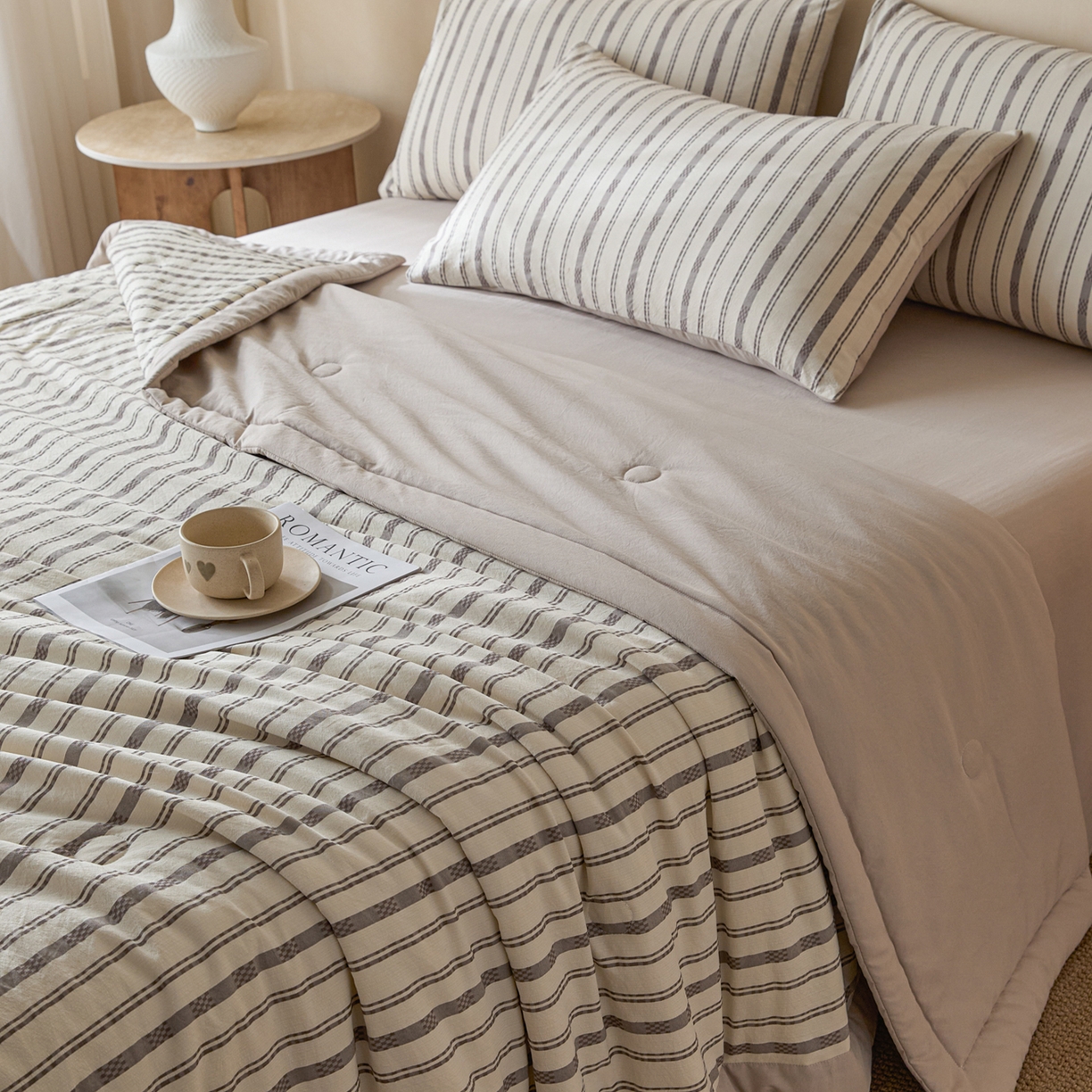 91家纺网 家纺一手货源 找家纺 一加一 2026新款凉感提花大豆夏被夏凉被空调被四件套-简约生活 简约条纹-灰