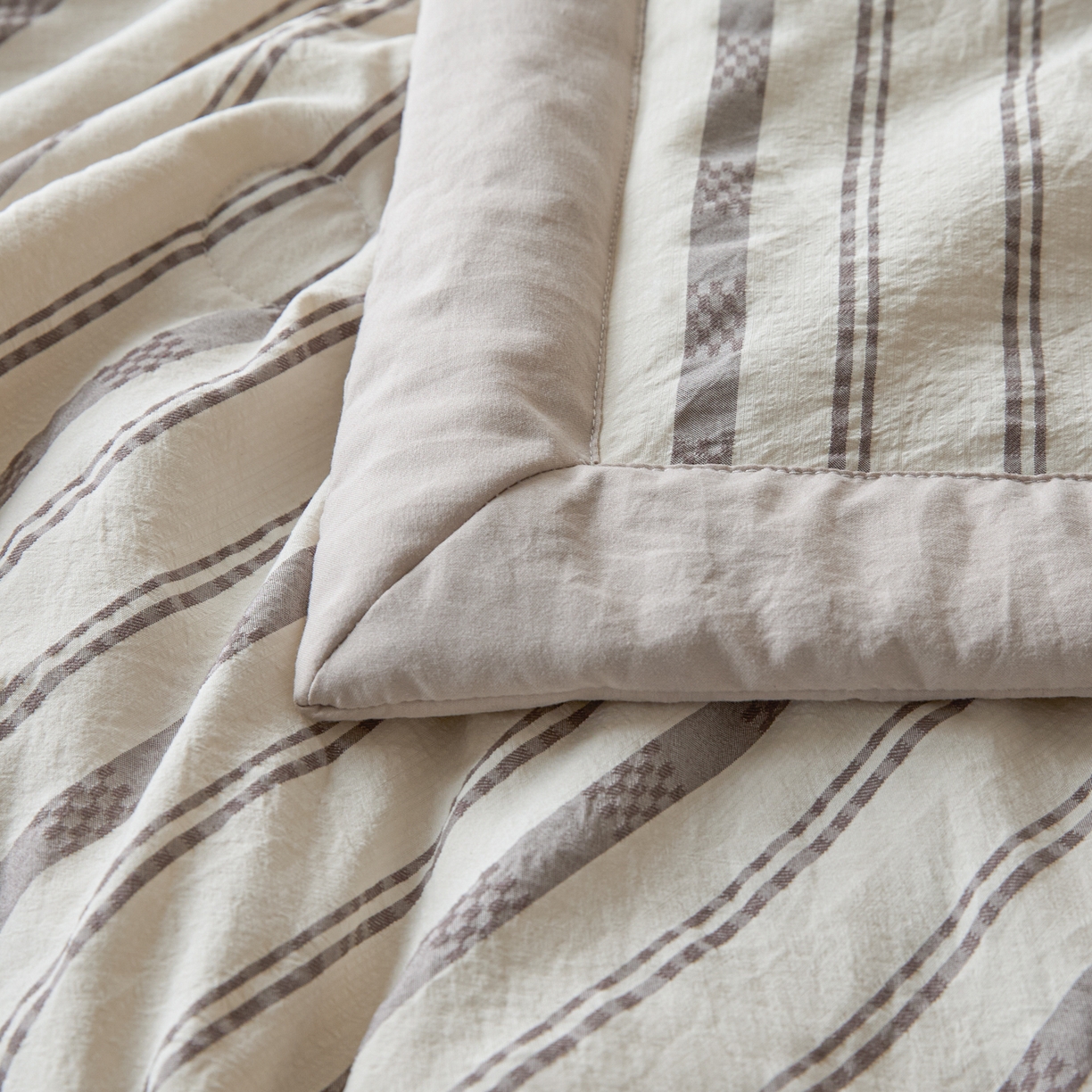 91家纺网 家纺一手货源 找家纺 一加一 2026新款凉感提花大豆夏被夏凉被空调被四件套-简约生活 简约条纹-灰