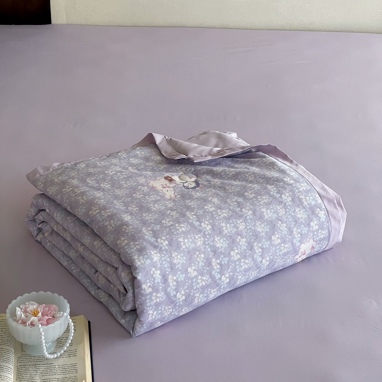 91家纺网 家纺一手货源 找家纺 一加一 2026新款冰蚕凉感印花断角夏被夏凉被空调被四件套 花田兔