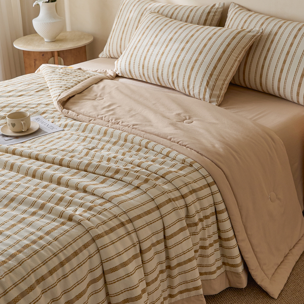 91家纺网 家纺一手货源 找家纺 一加一 2026新款凉感提花大豆夏被夏凉被空调被四件套-简约生活 简约条纹-咖