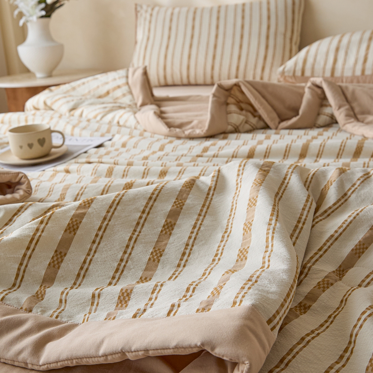 91家纺网 家纺一手货源 找家纺 一加一 2026新款凉感提花大豆夏被夏凉被空调被四件套-简约生活 简约条纹-咖