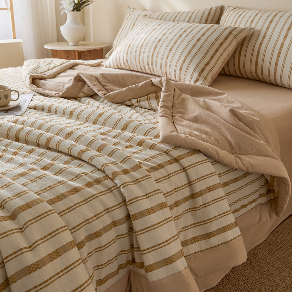 91家纺网 家纺一手货源 找家纺 一加一 2026新款凉感提花大豆夏被夏凉被空调被四件套-简约生活 简约条纹-咖