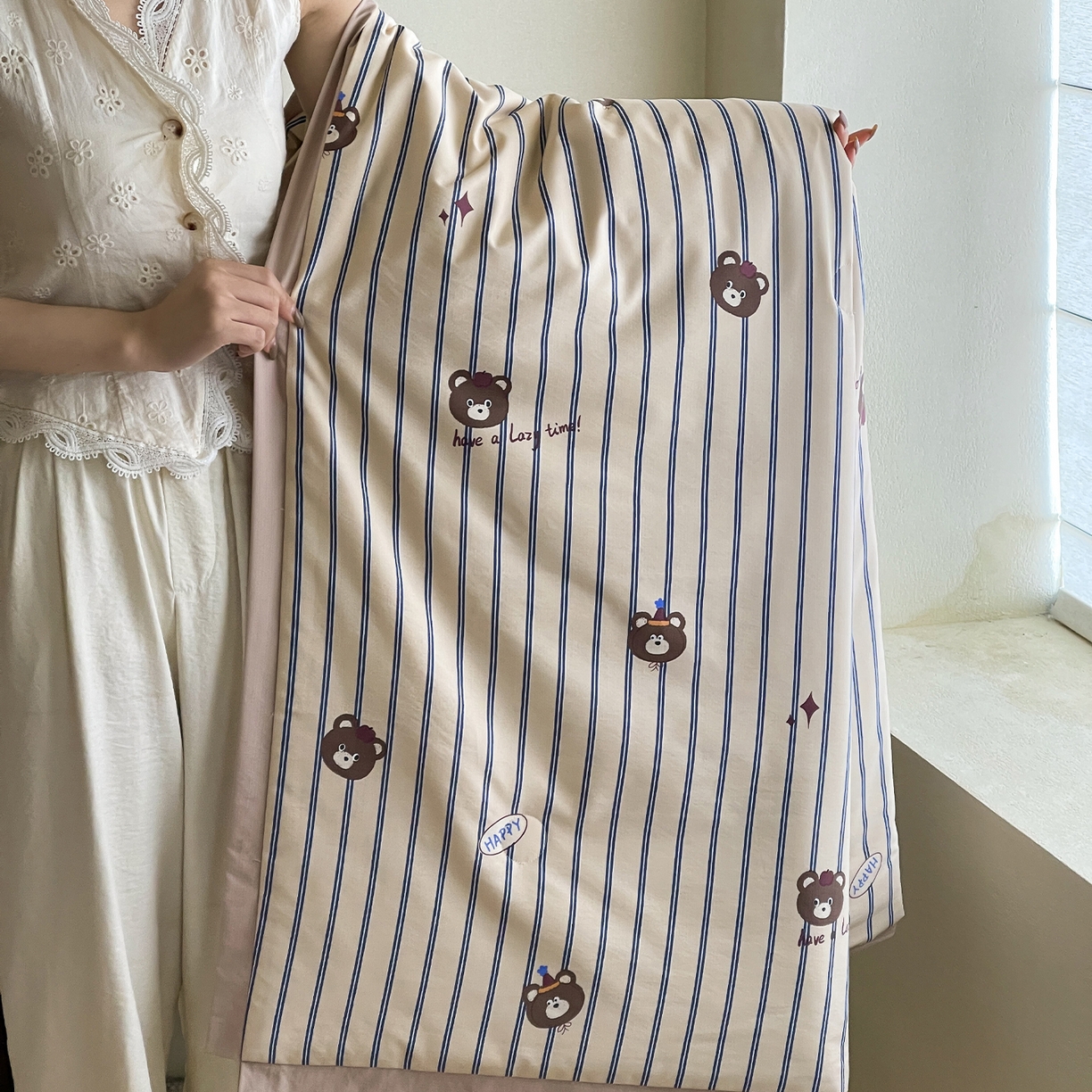 91家纺网 家纺一手货源 找家纺 一加一 2026新款冰蚕凉感印花断角夏被夏凉被空调被四件套 开心熊