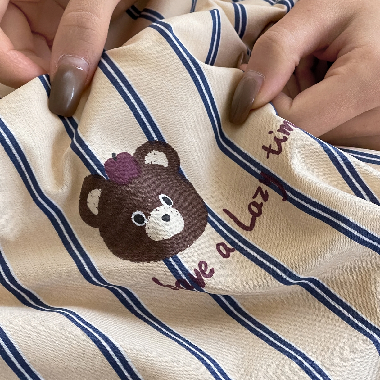 91家纺网 家纺一手货源 找家纺 一加一 2026新款冰蚕凉感印花断角夏被夏凉被空调被四件套 开心熊