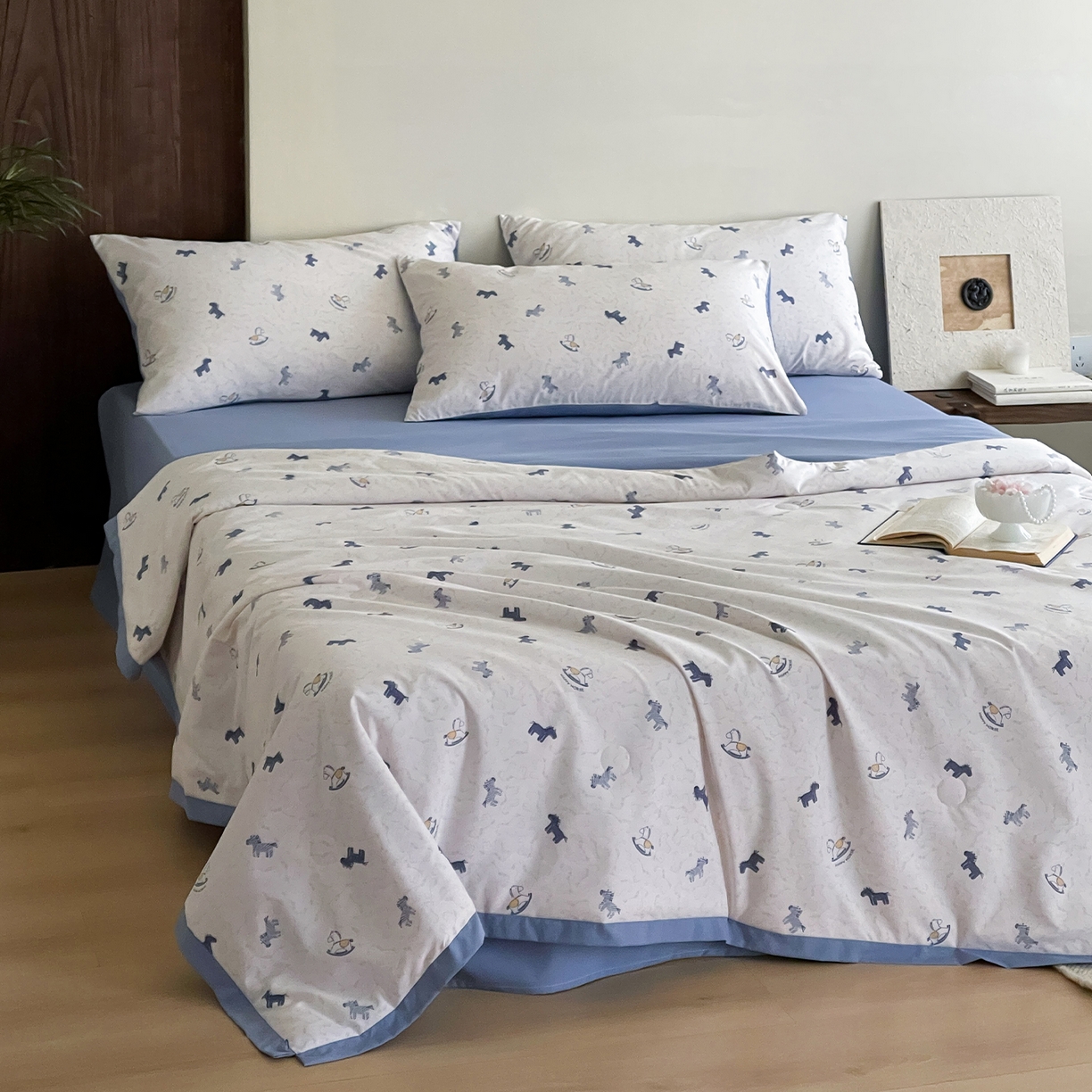 91家纺网 家纺一手货源 找家纺 一加一 2026新款冰蚕凉感印花断角夏被夏凉被空调被四件套 小木马